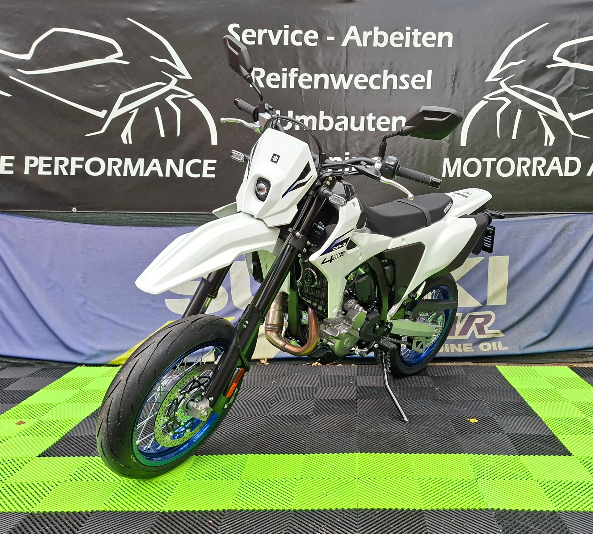 SUZUKI DRZ-4SM-showroom-element-3