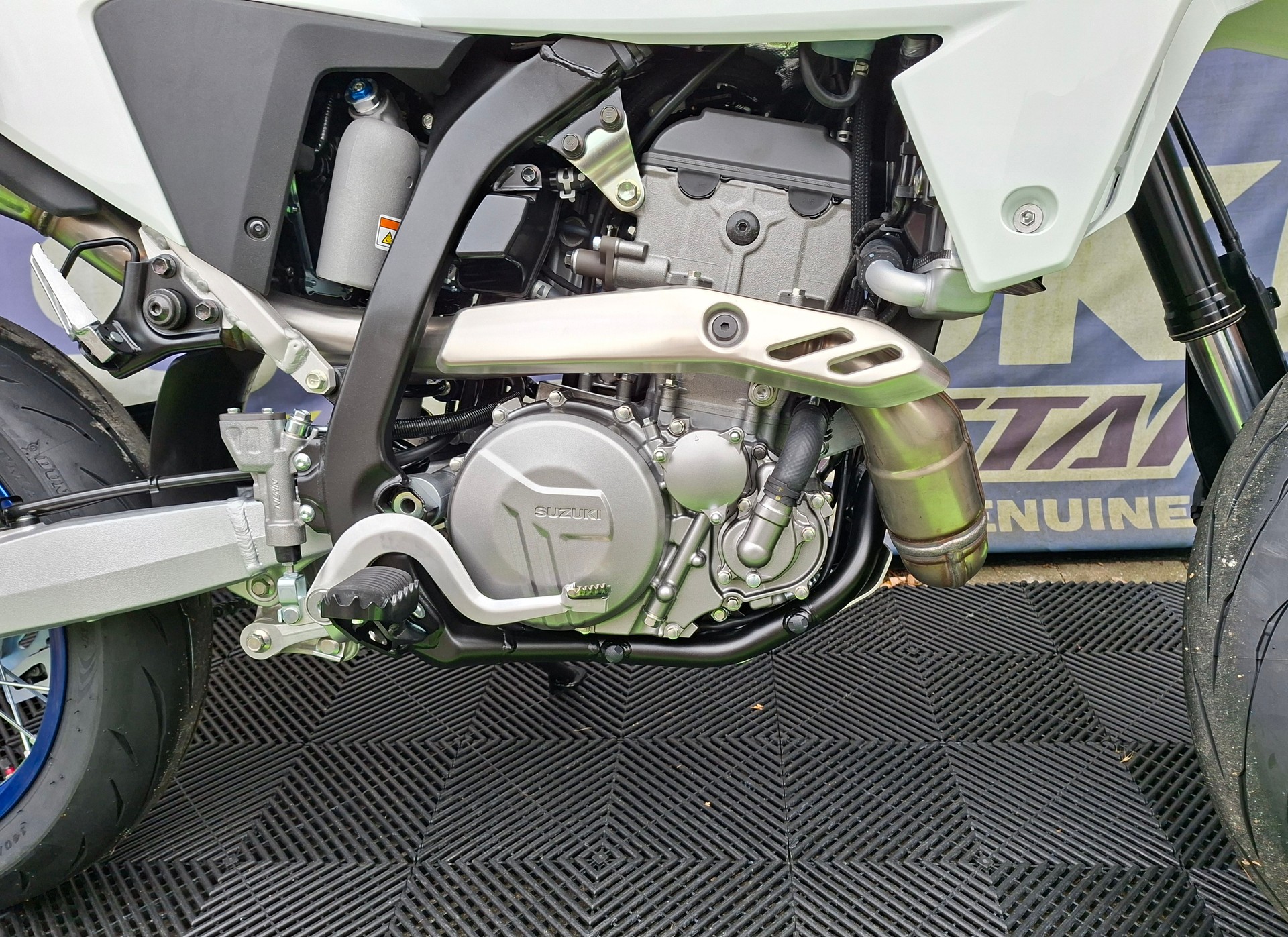 SUZUKI DRZ-4SM-image-9