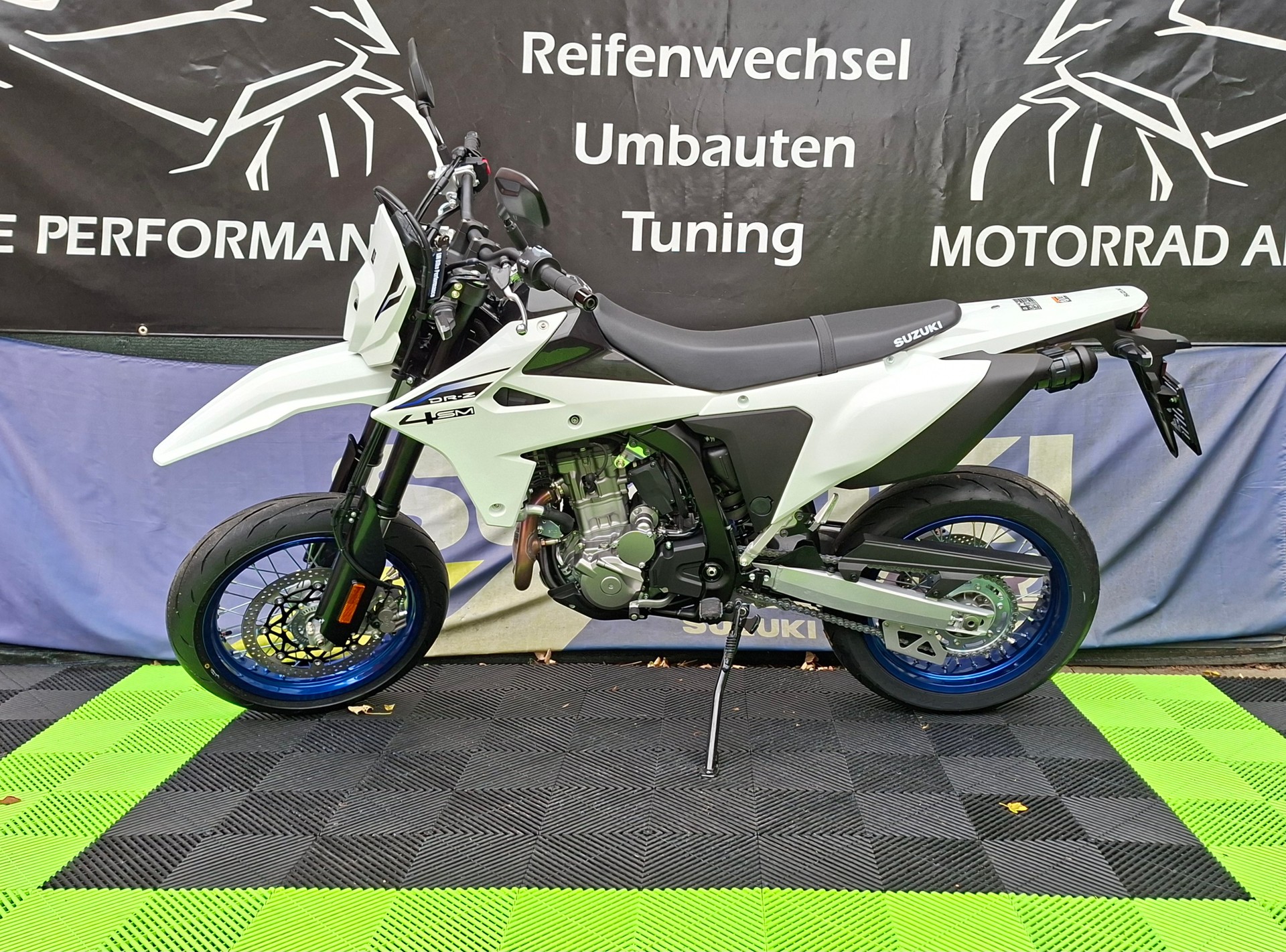 SUZUKI DRZ-4SM-showroom-element-1