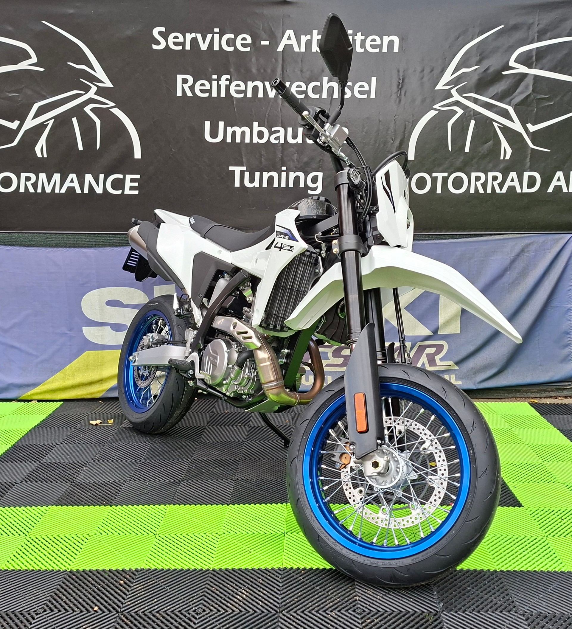 SUZUKI DRZ-4SM-showroom-element-2
