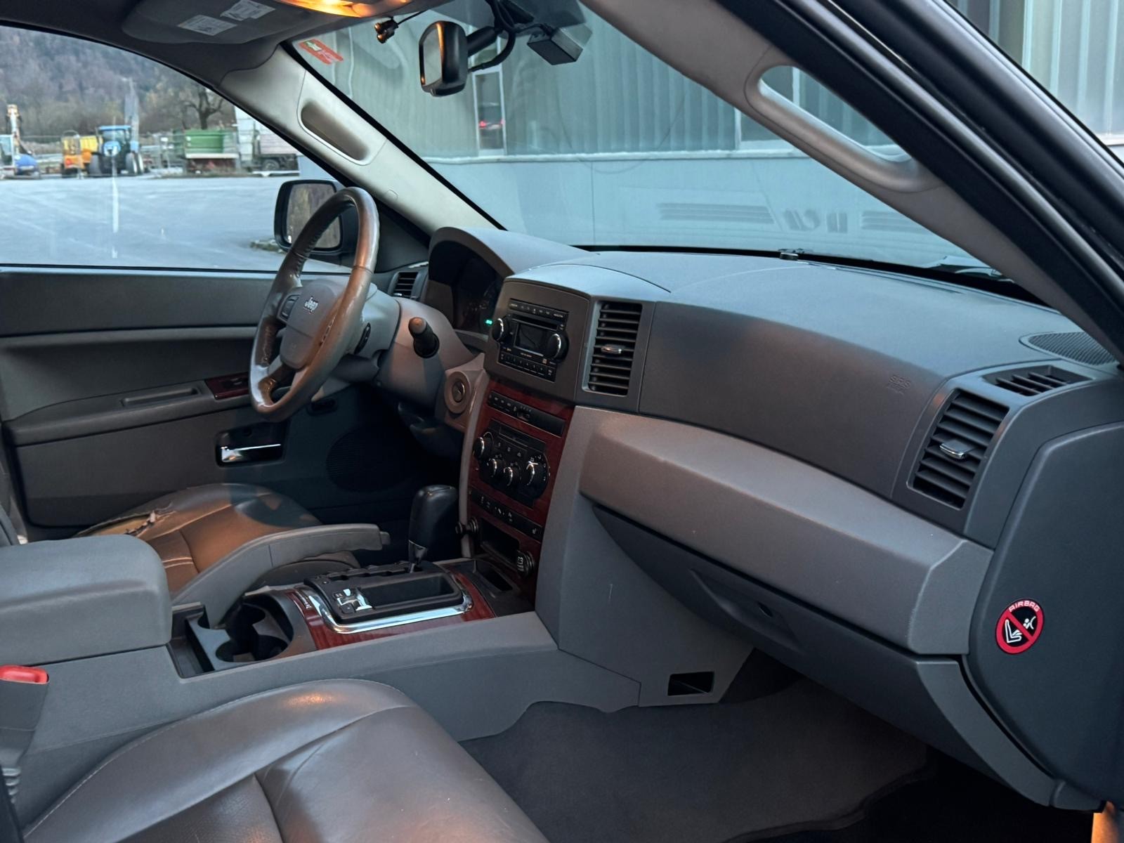 JEEP Grand Cherokee 5.7 HEMI Overland Automatic-image-14