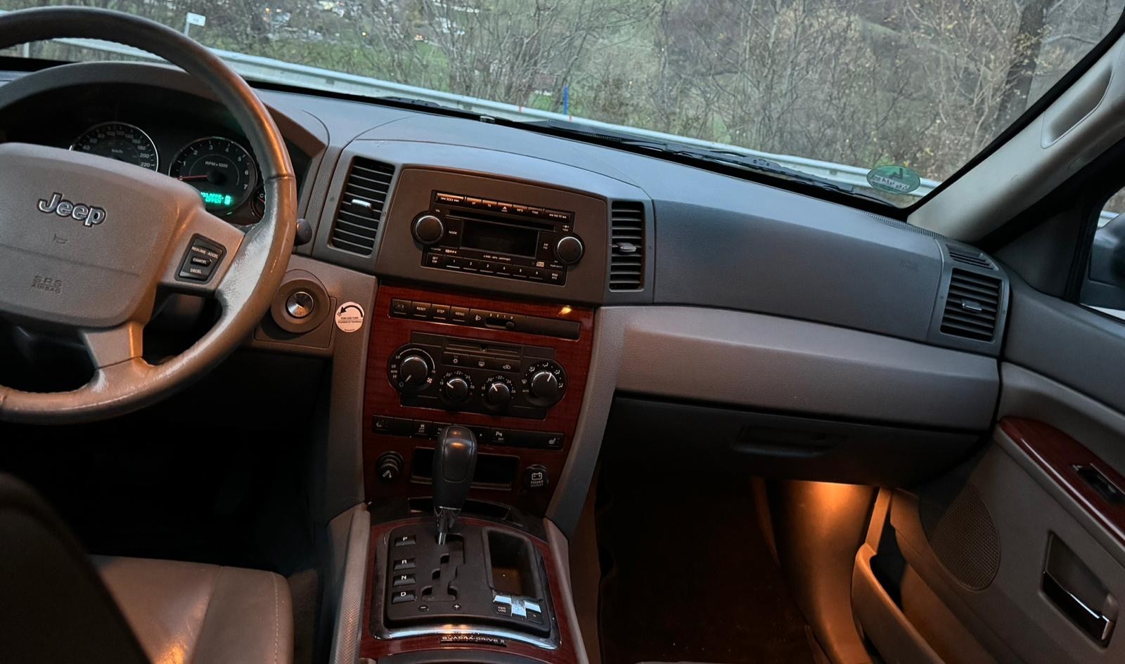 JEEP Grand Cherokee 5.7 HEMI Overland Automatic-image-4