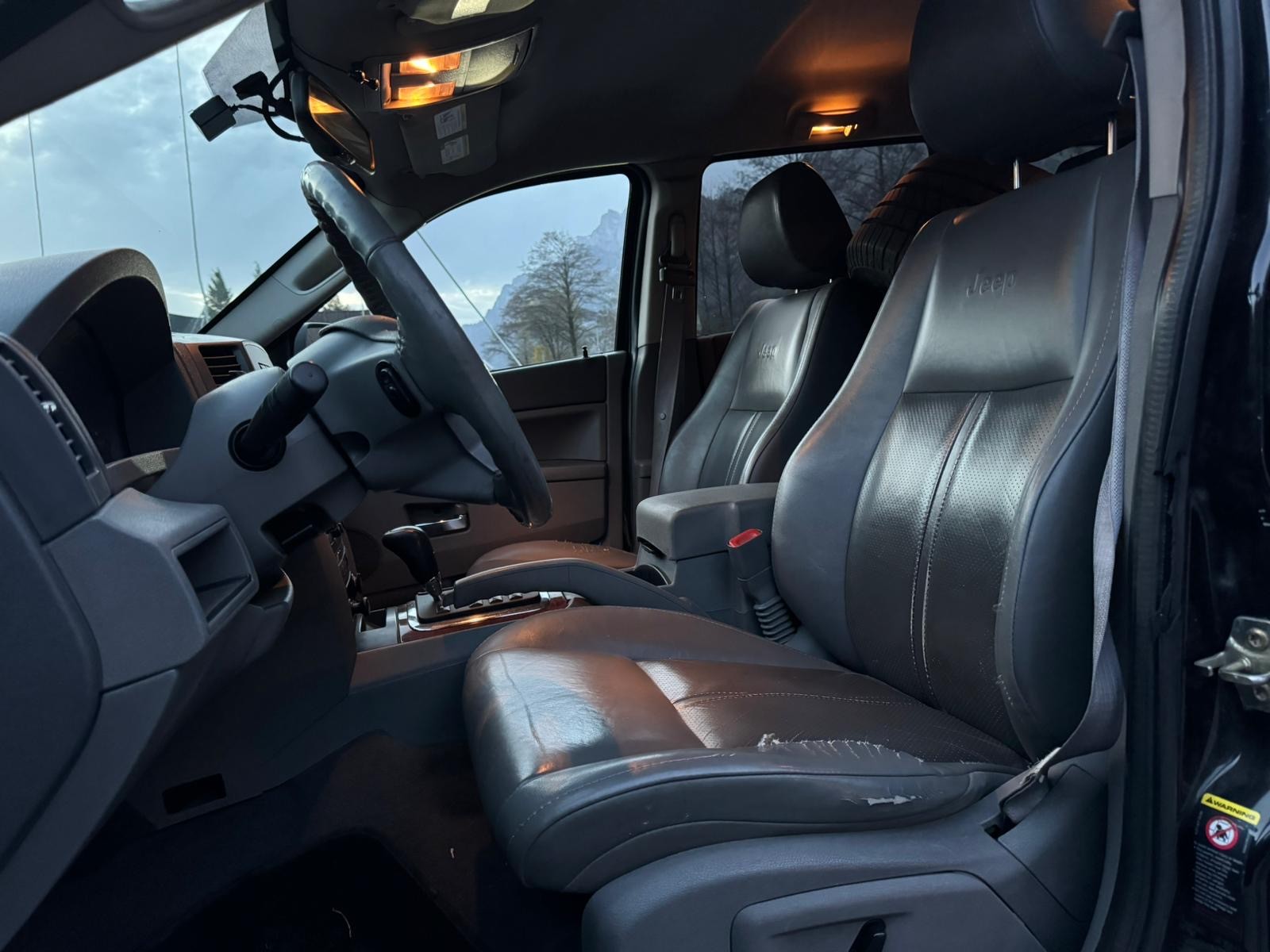 JEEP Grand Cherokee 5.7 HEMI Overland Automatic-image-15