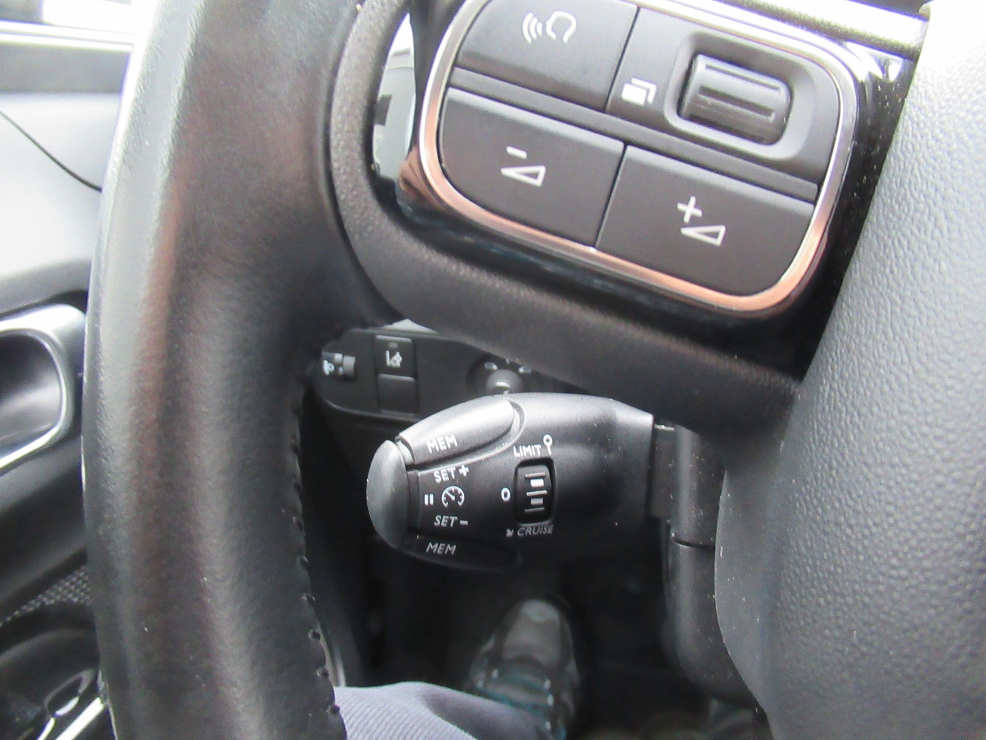 CITROEN C3 1.2i PureTech Shine EAT6-image-12