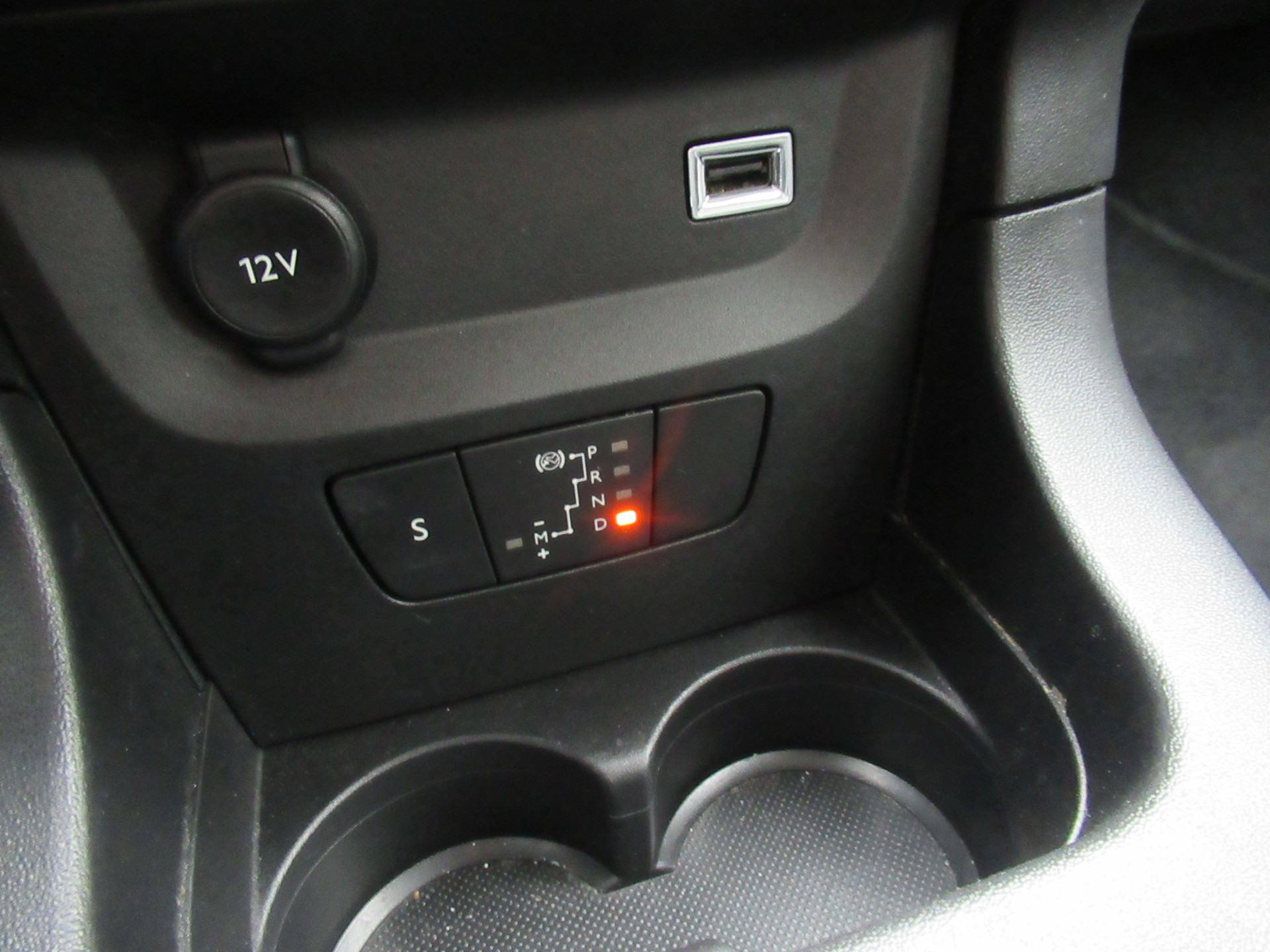CITROEN C3 1.2i PureTech Shine EAT6-image-14