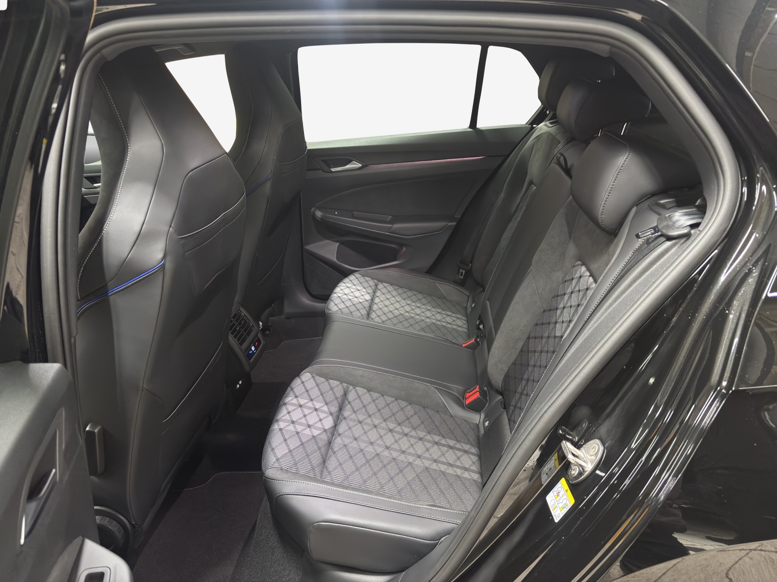 VW Golf 1.5 e TSI mHEV R-Line DSG-image-11