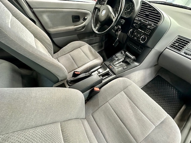BMW 325i A-image-12