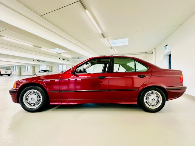BMW 325i A-image-9