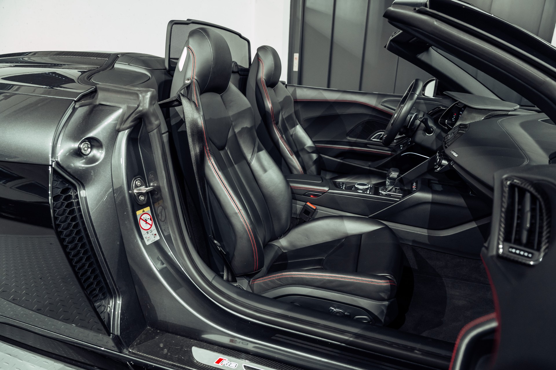 AUDI R8 Spyder performance S-Tronic-image-25