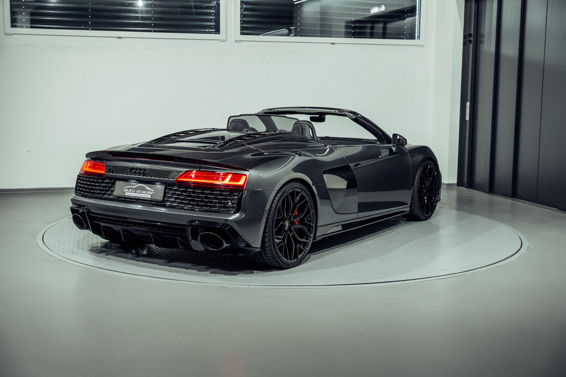 AUDI R8 Spyder performance S-Tronic-image-11