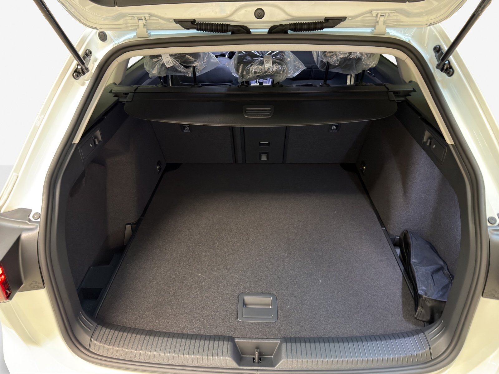VW Golf Variant 1.5 eTSI mHEV Life-image-12