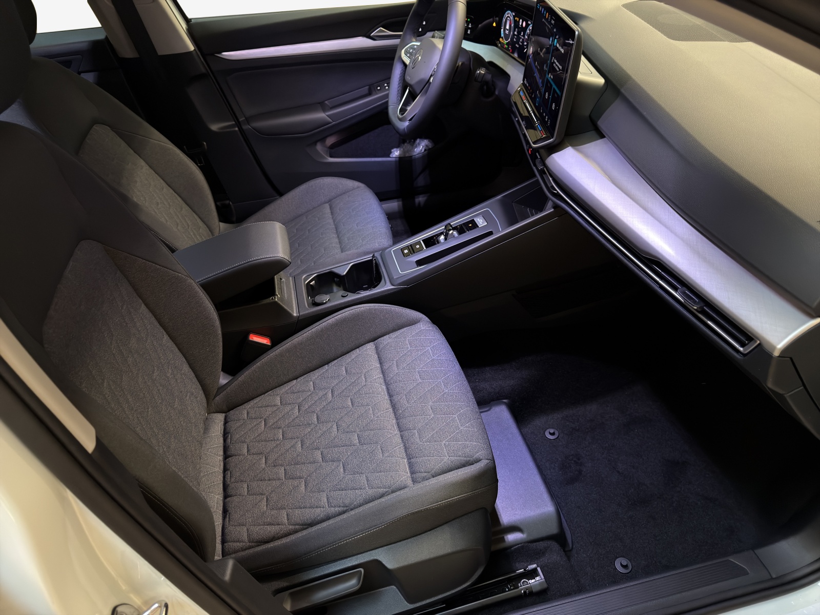 VW Golf Variant 1.5 eTSI mHEV Life-image-13