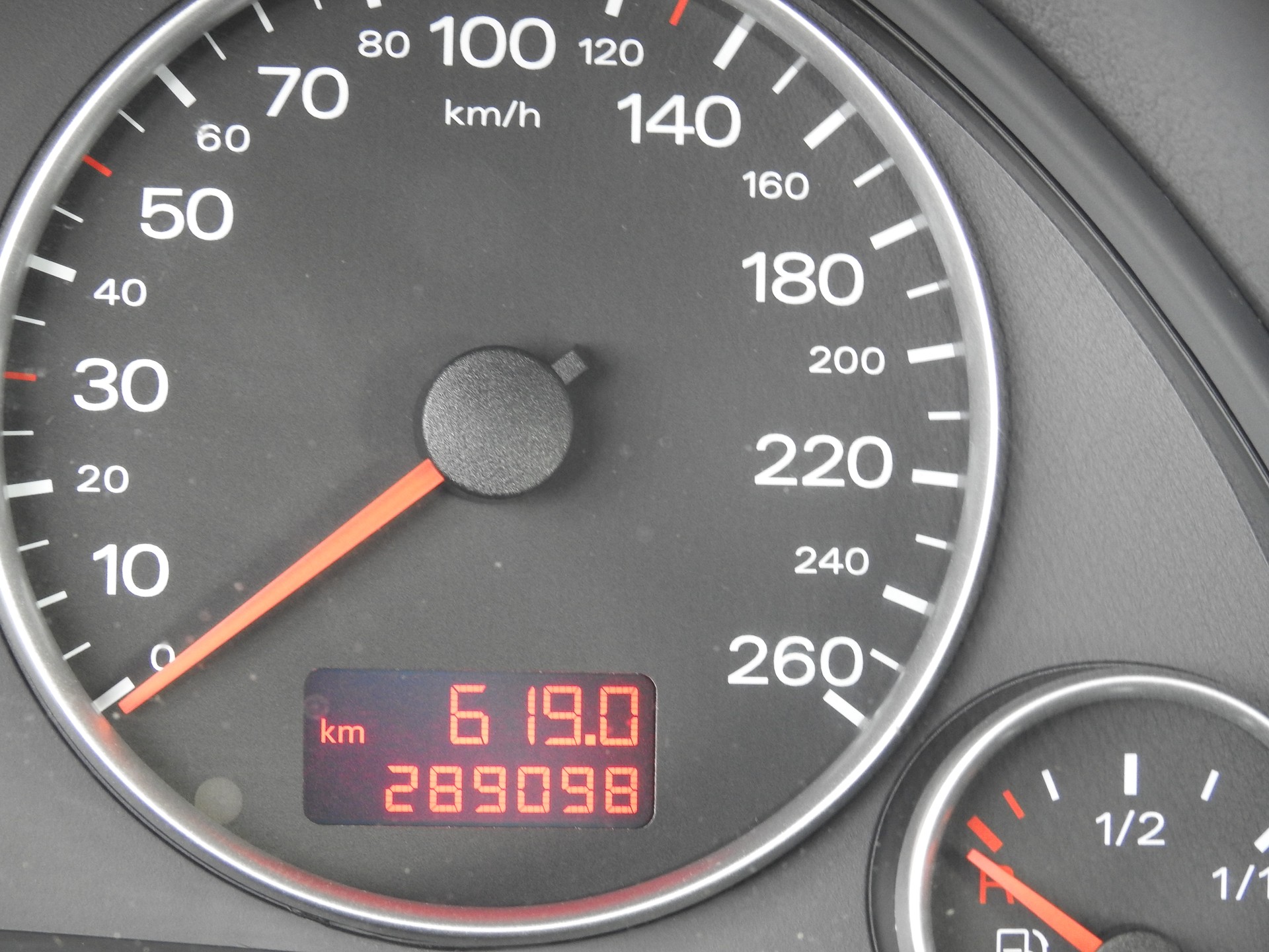 AUDI A4 Avant 2.0 TDI quattro-image-21