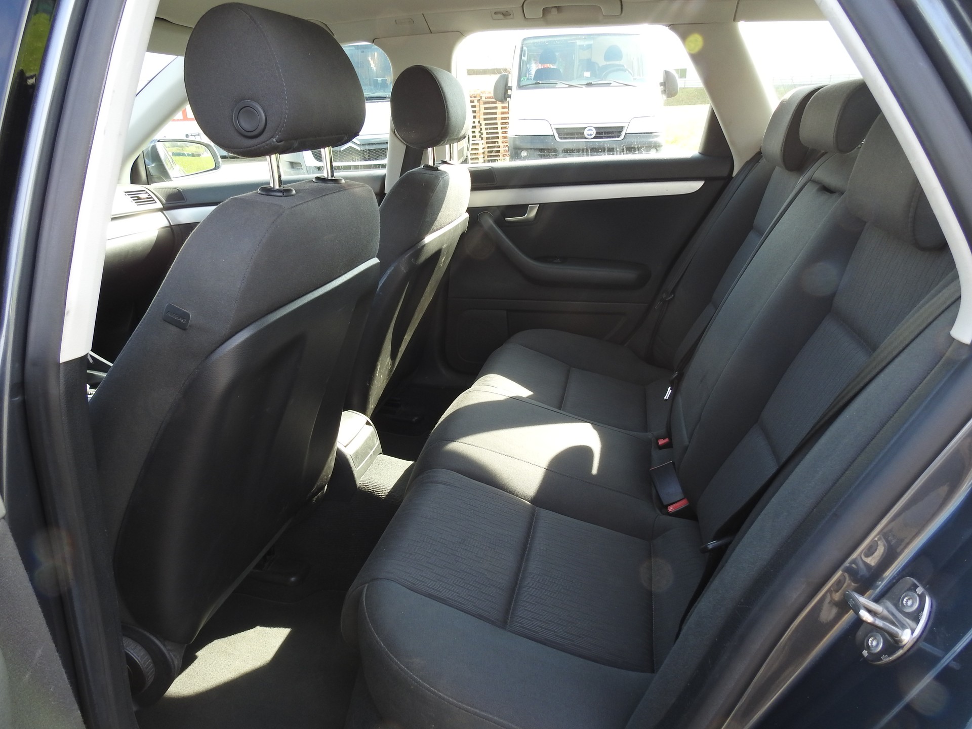 AUDI A4 Avant 2.0 TDI quattro-image-13