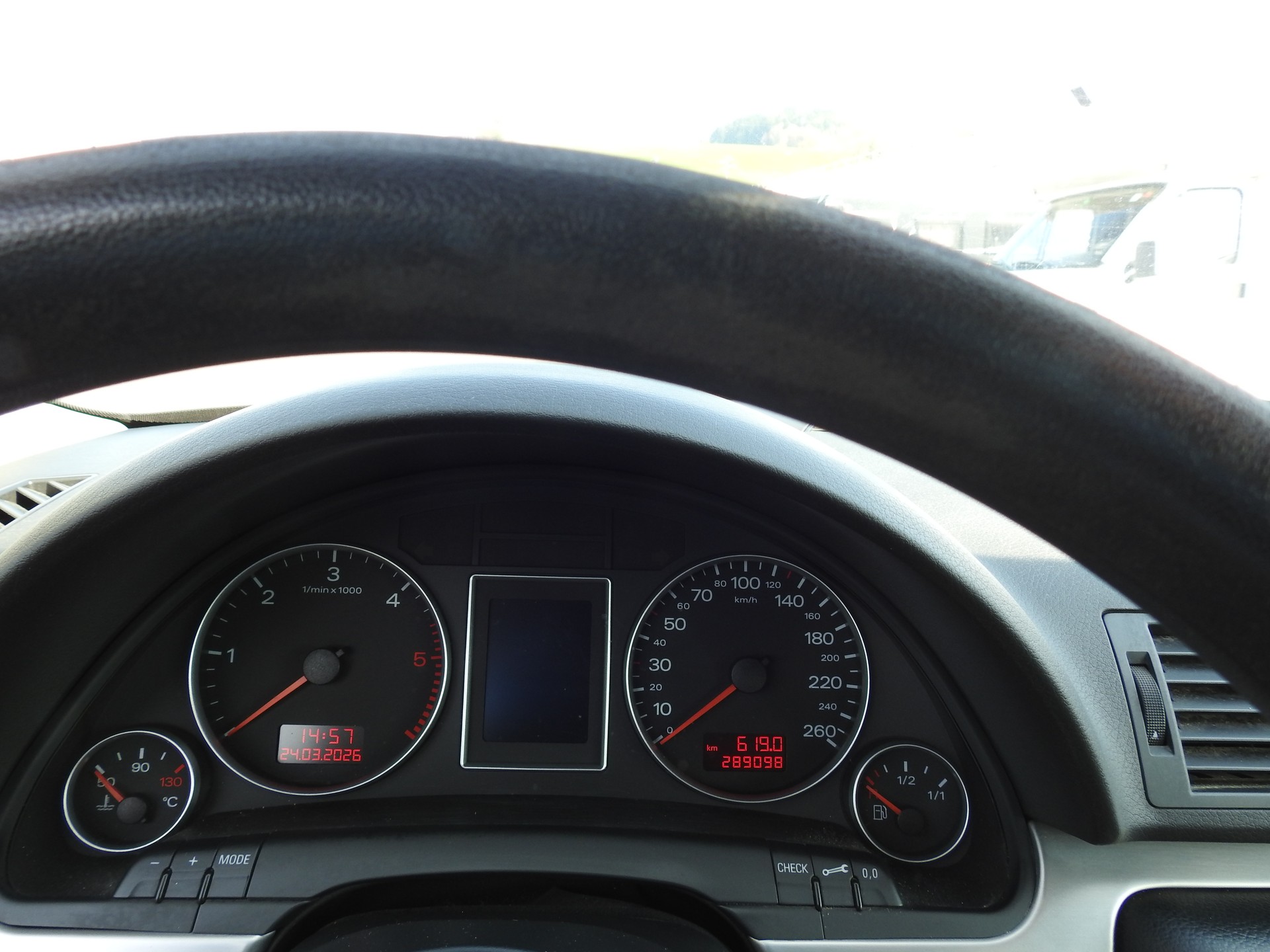 AUDI A4 Avant 2.0 TDI quattro-image-22