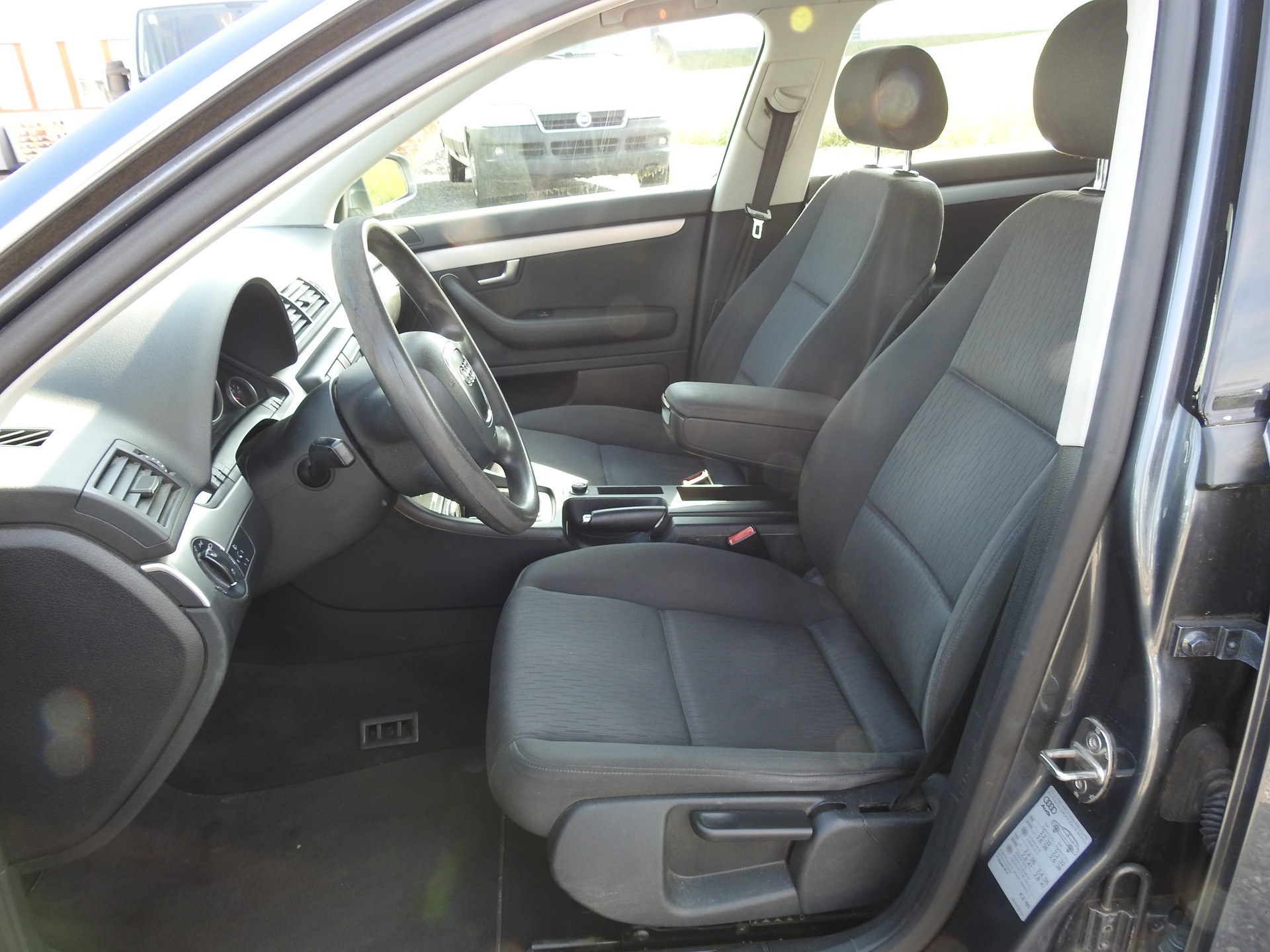 AUDI A4 Avant 2.0 TDI quattro-image-11