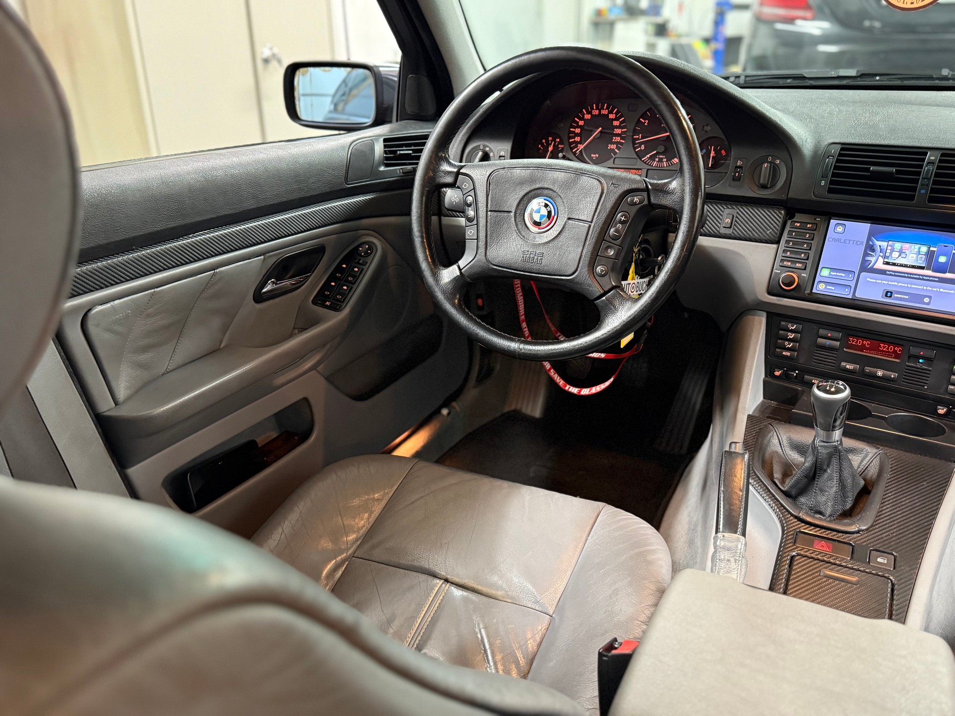 BMW 520i-image-4