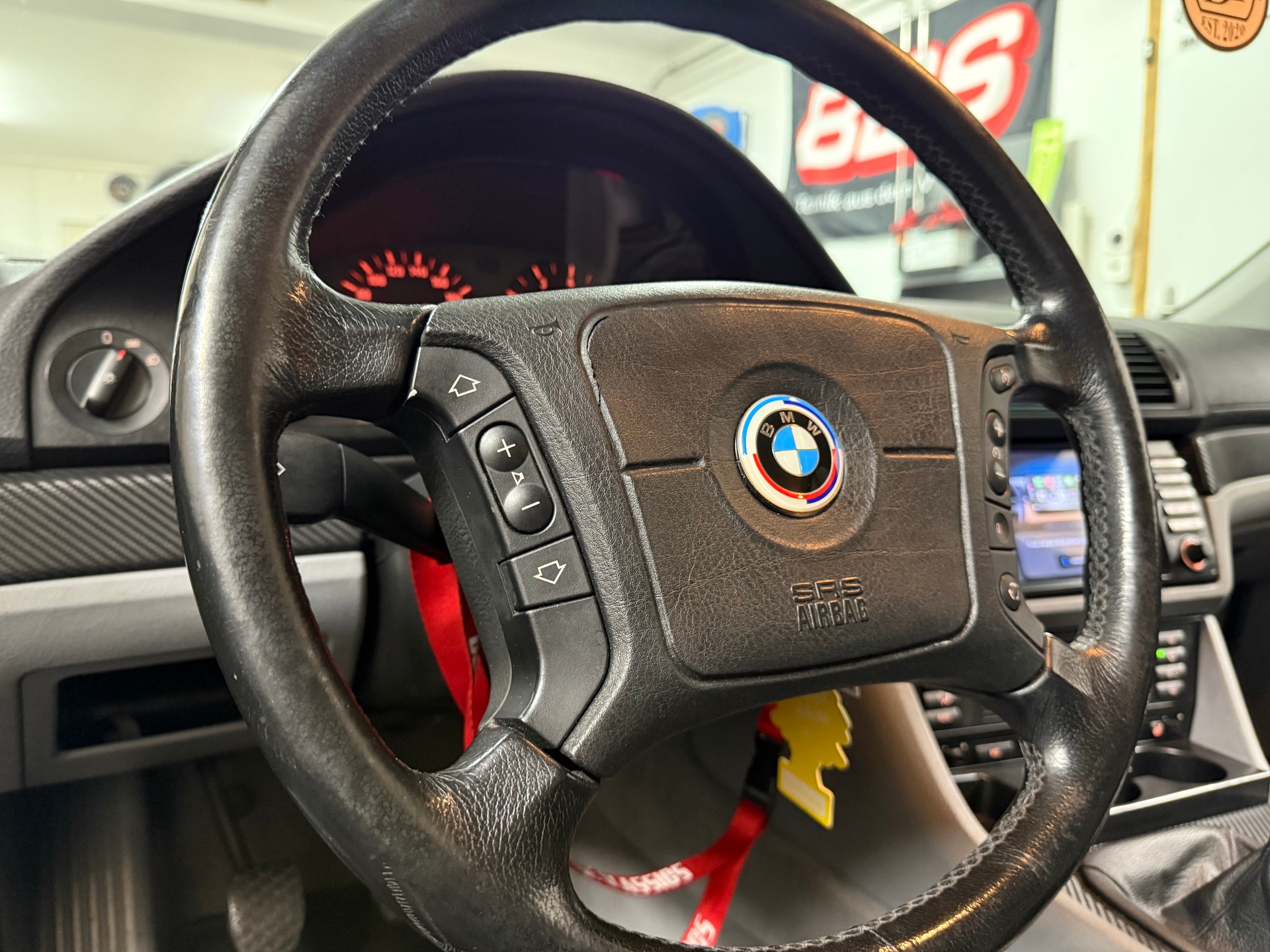 BMW 520i-image-9