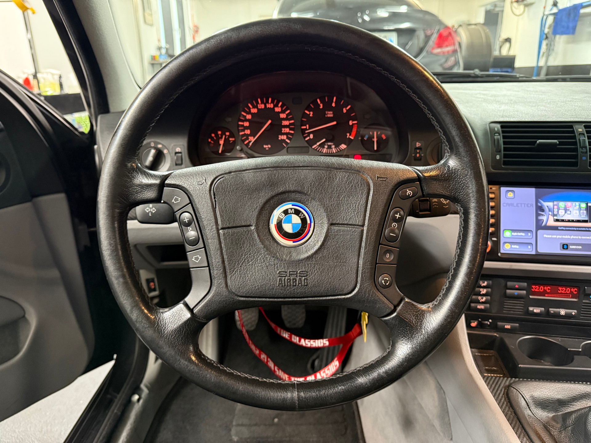 BMW 520i-image-10