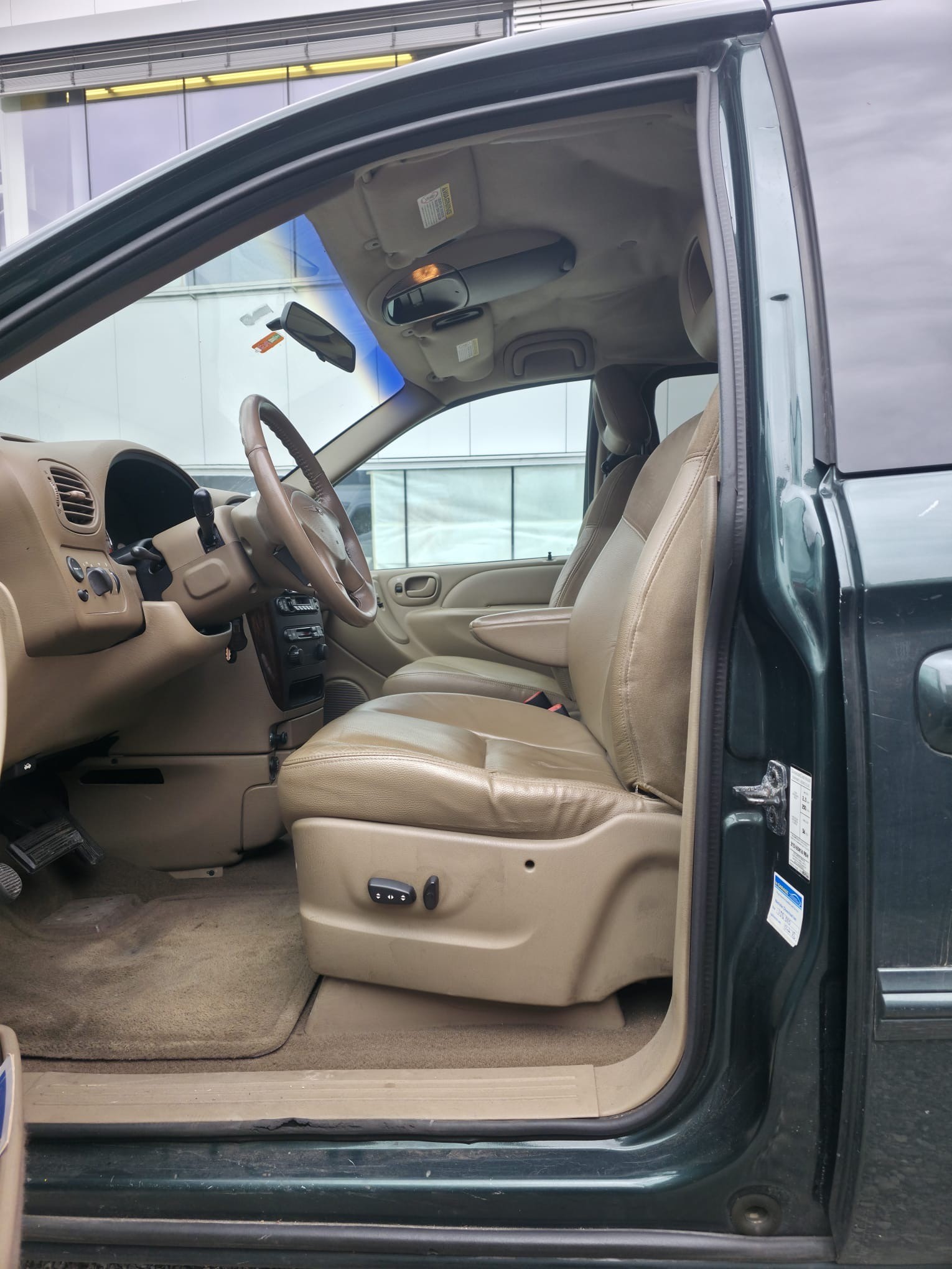 CHRYSLER Voyager 3.3 LX-image-6