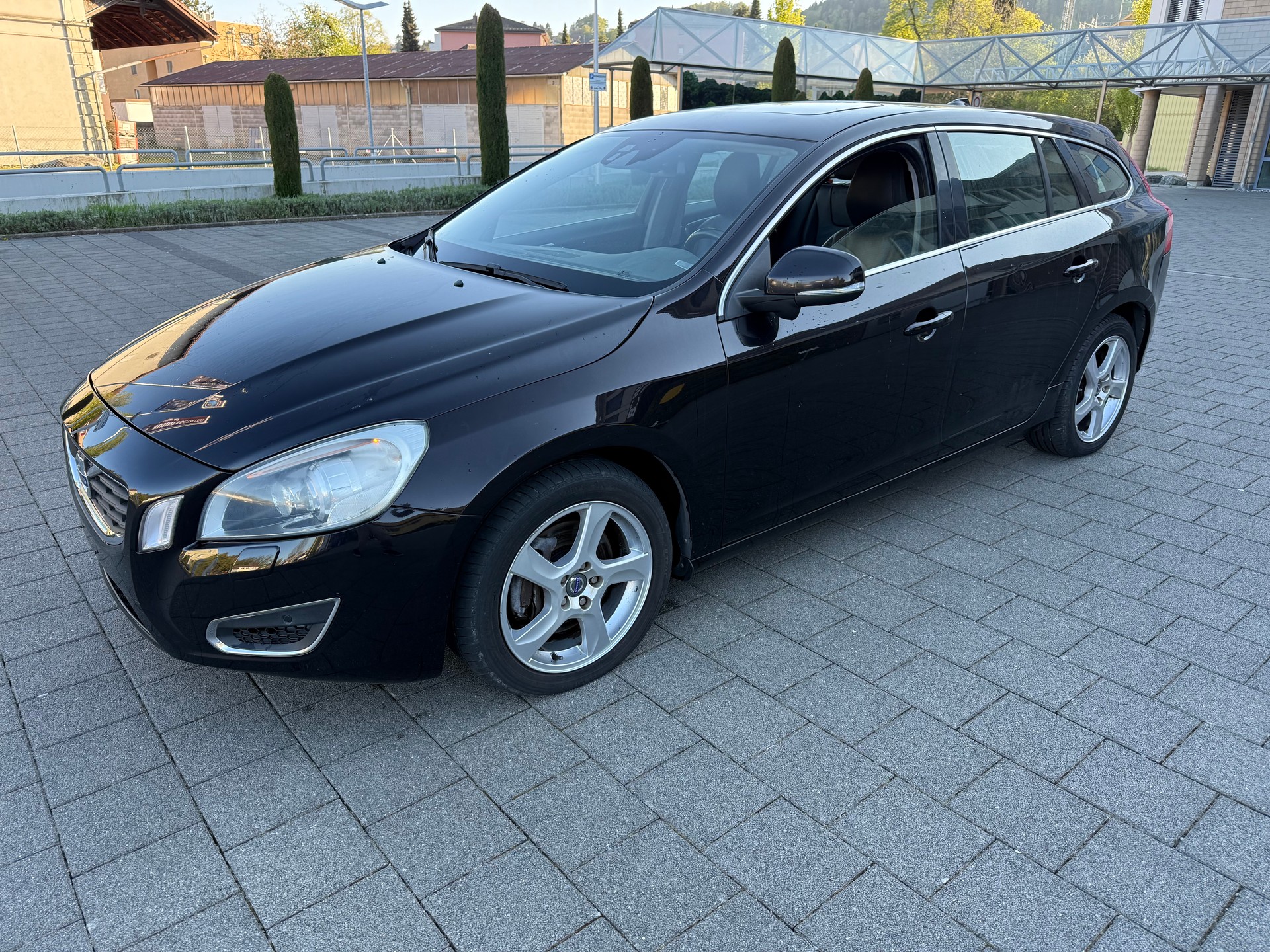 VOLVO V60 T6 AWD Kinetic Geartronic-image-2