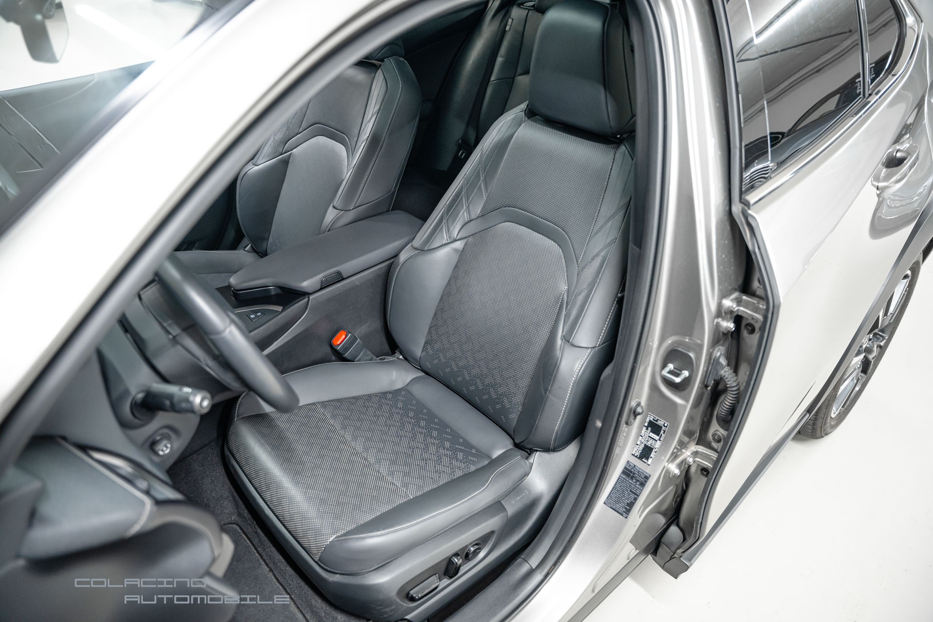 LEXUS UX 250h E-Four Business-image-12