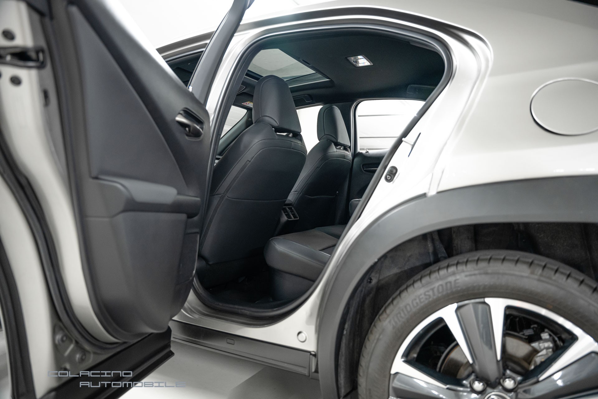LEXUS UX 250h E-Four Business-image-15