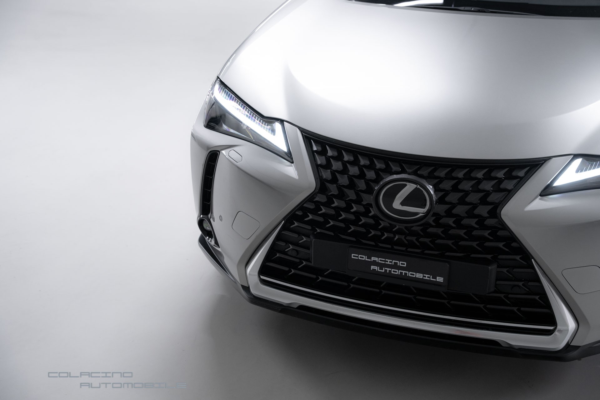 LEXUS UX 250h E-Four Business-image-8