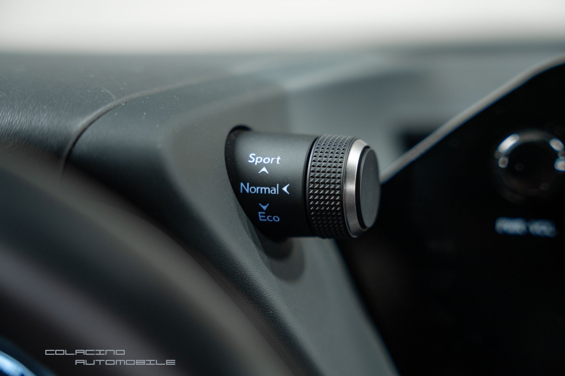 LEXUS UX 250h E-Four Business-image-26