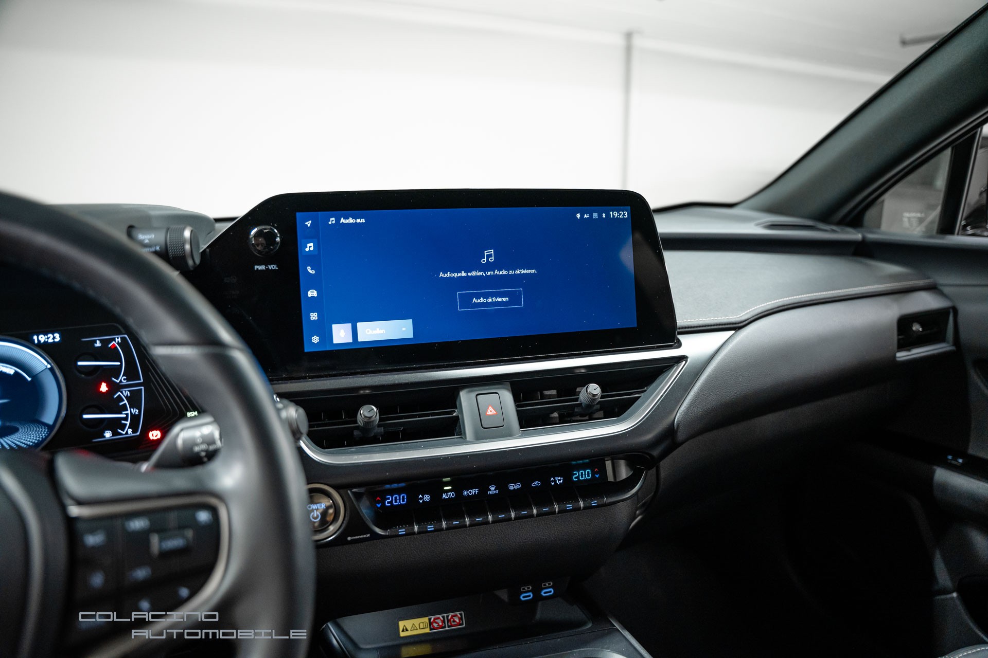 LEXUS UX 250h E-Four Business-image-19