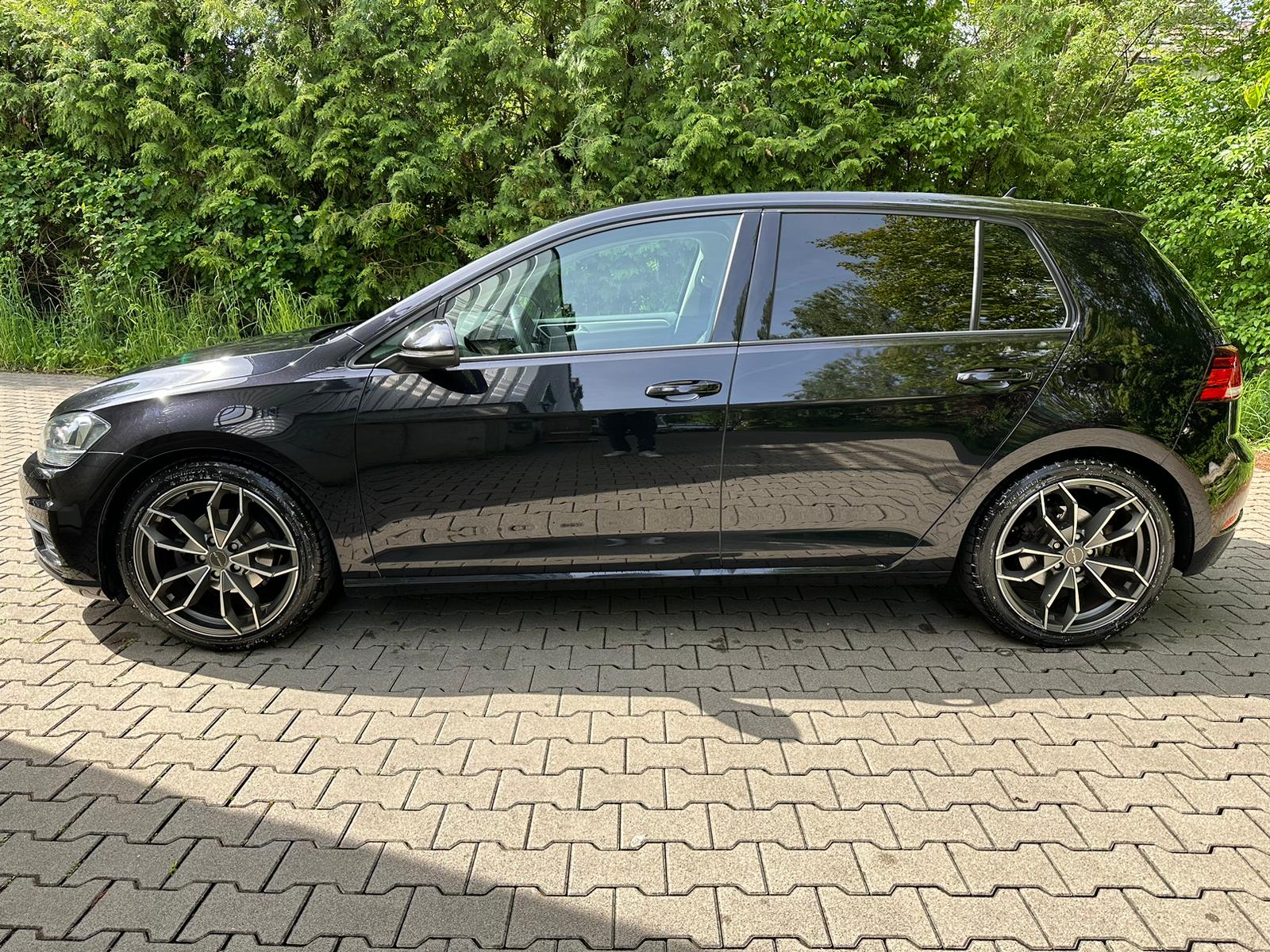 VW Golf 1.0 TSI Trendline-showroom-element-1