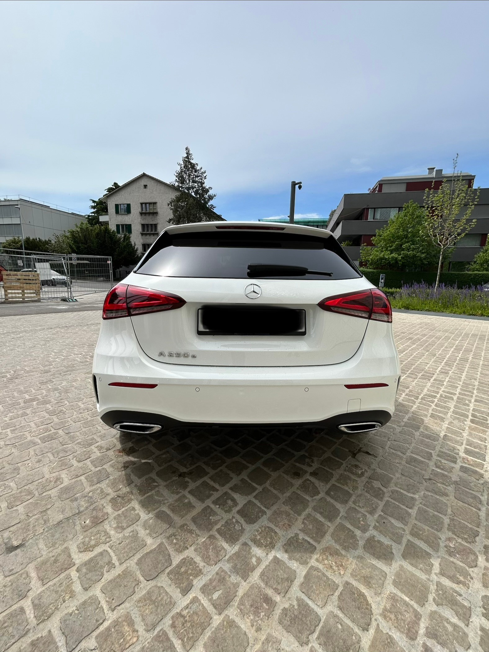 MERCEDES-BENZ A 250 e AMG Line-image-2