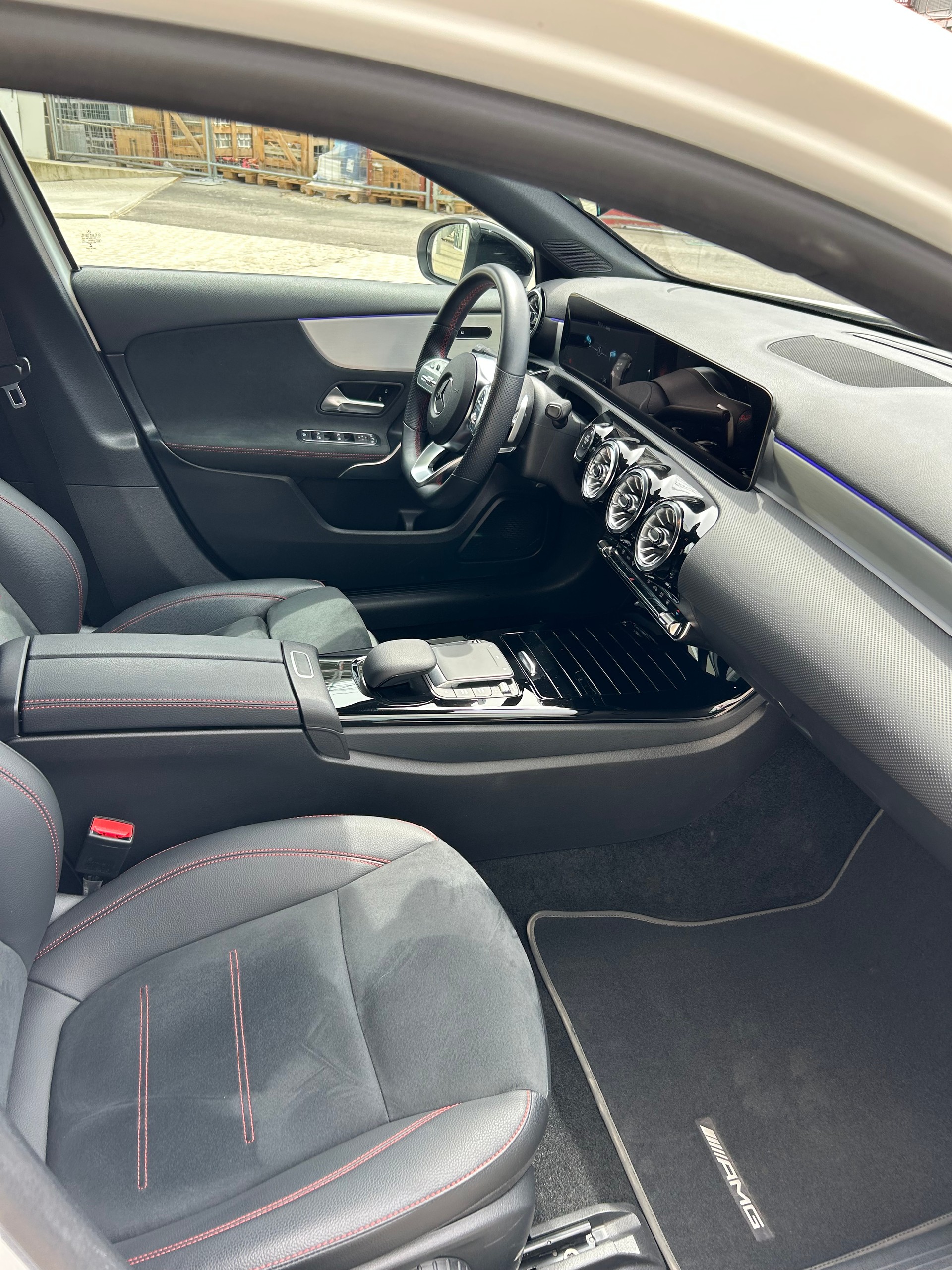 MERCEDES-BENZ A 250 e AMG Line-image-3