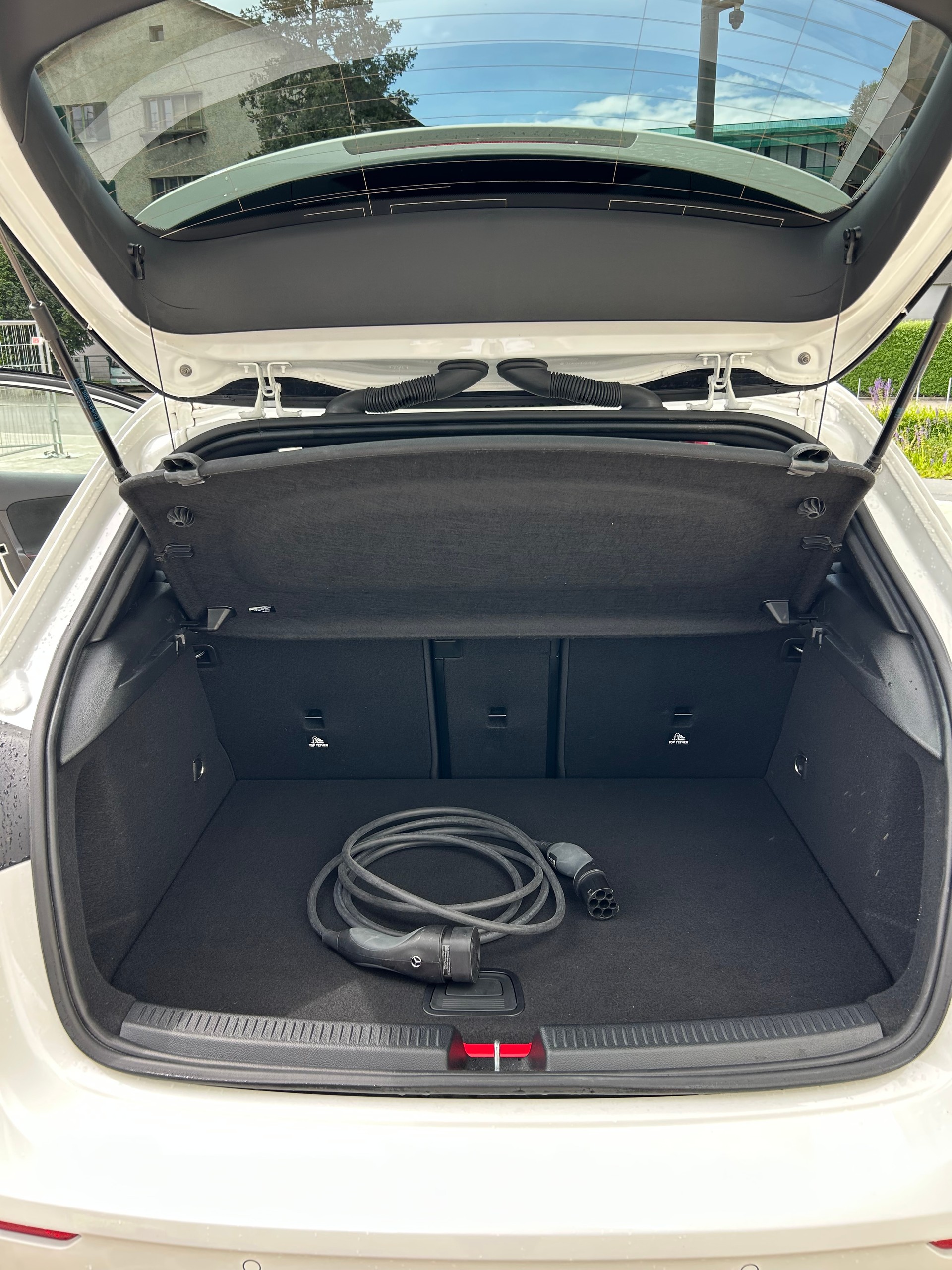 MERCEDES-BENZ A 250 e AMG Line-image-1