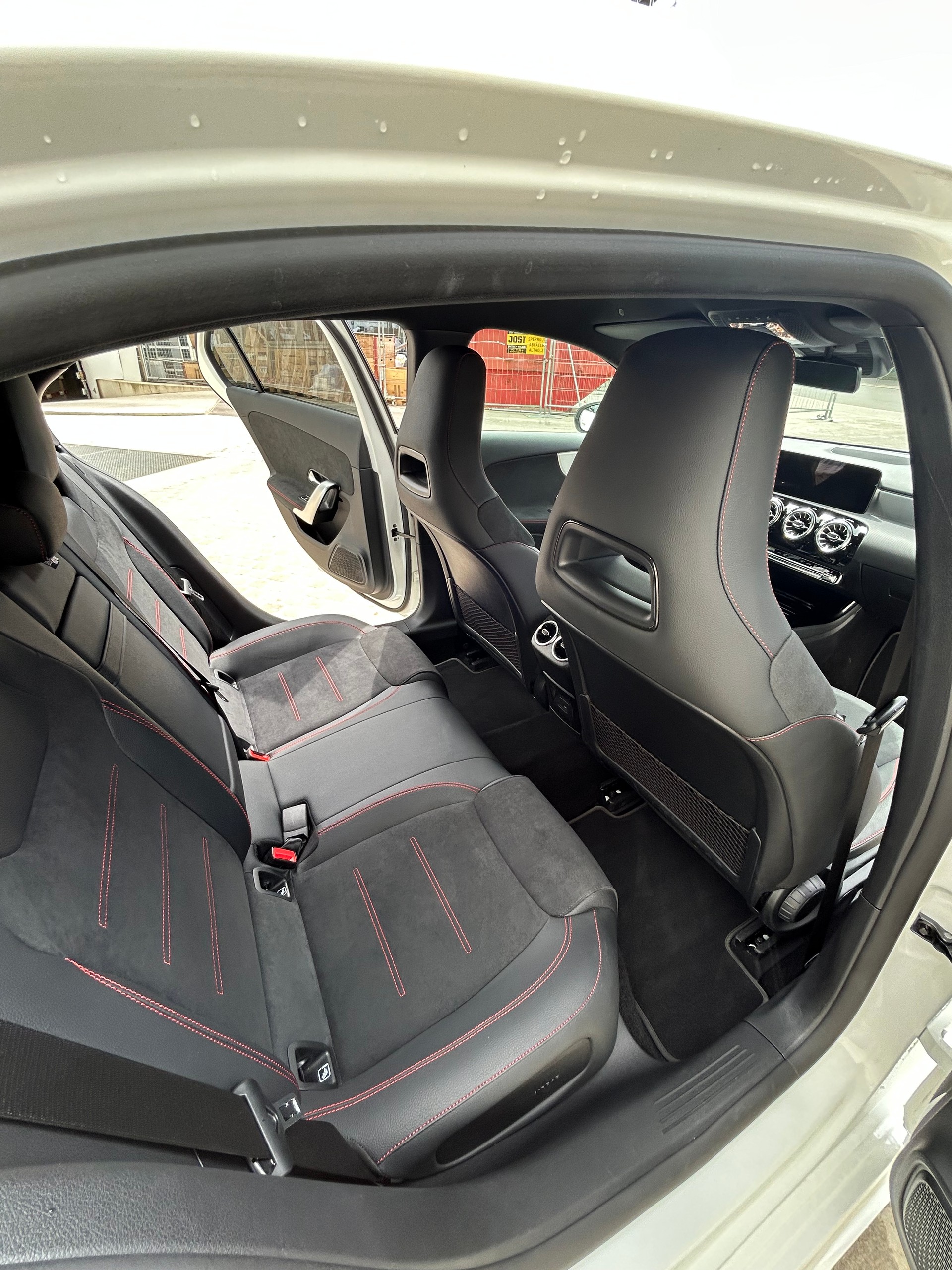 MERCEDES-BENZ A 250 e AMG Line-image-4
