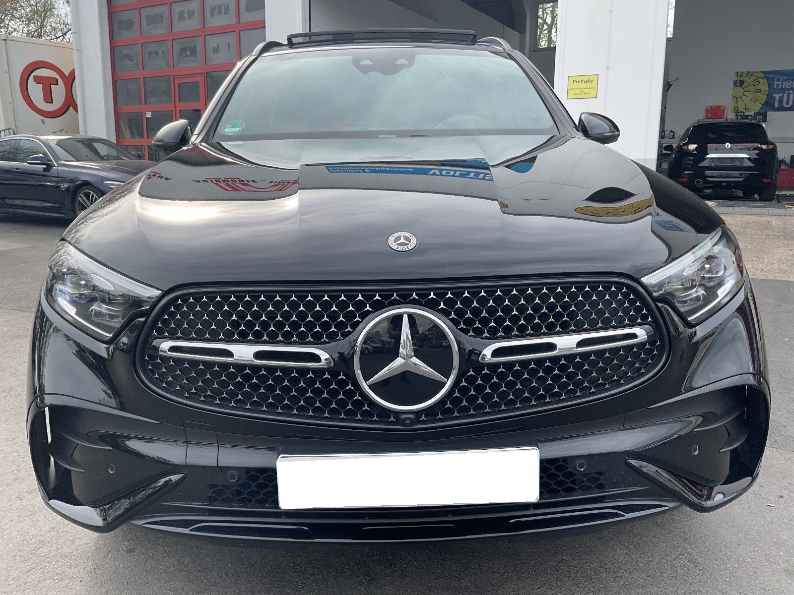 MERCEDES-BENZ GLC 300 e 4Matic 9G-Tronic-showroom-element-1