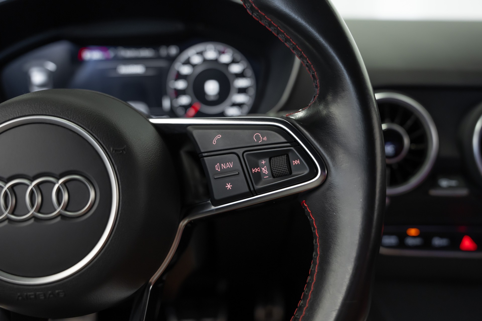 AUDI TTS Coupé 2.0 TFSI quattro S-tronic-image-22