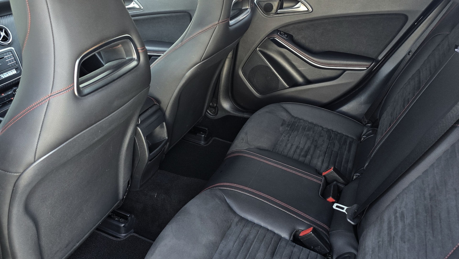MERCEDES-BENZ A 250 AMG Line 7G-DCT-image-13