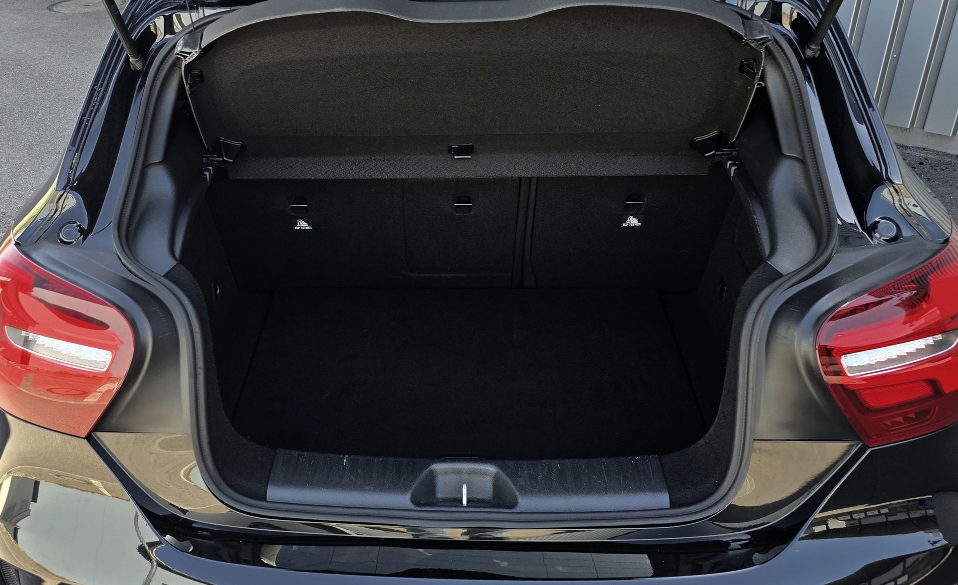 MERCEDES-BENZ A 250 AMG Line 7G-DCT-image-14
