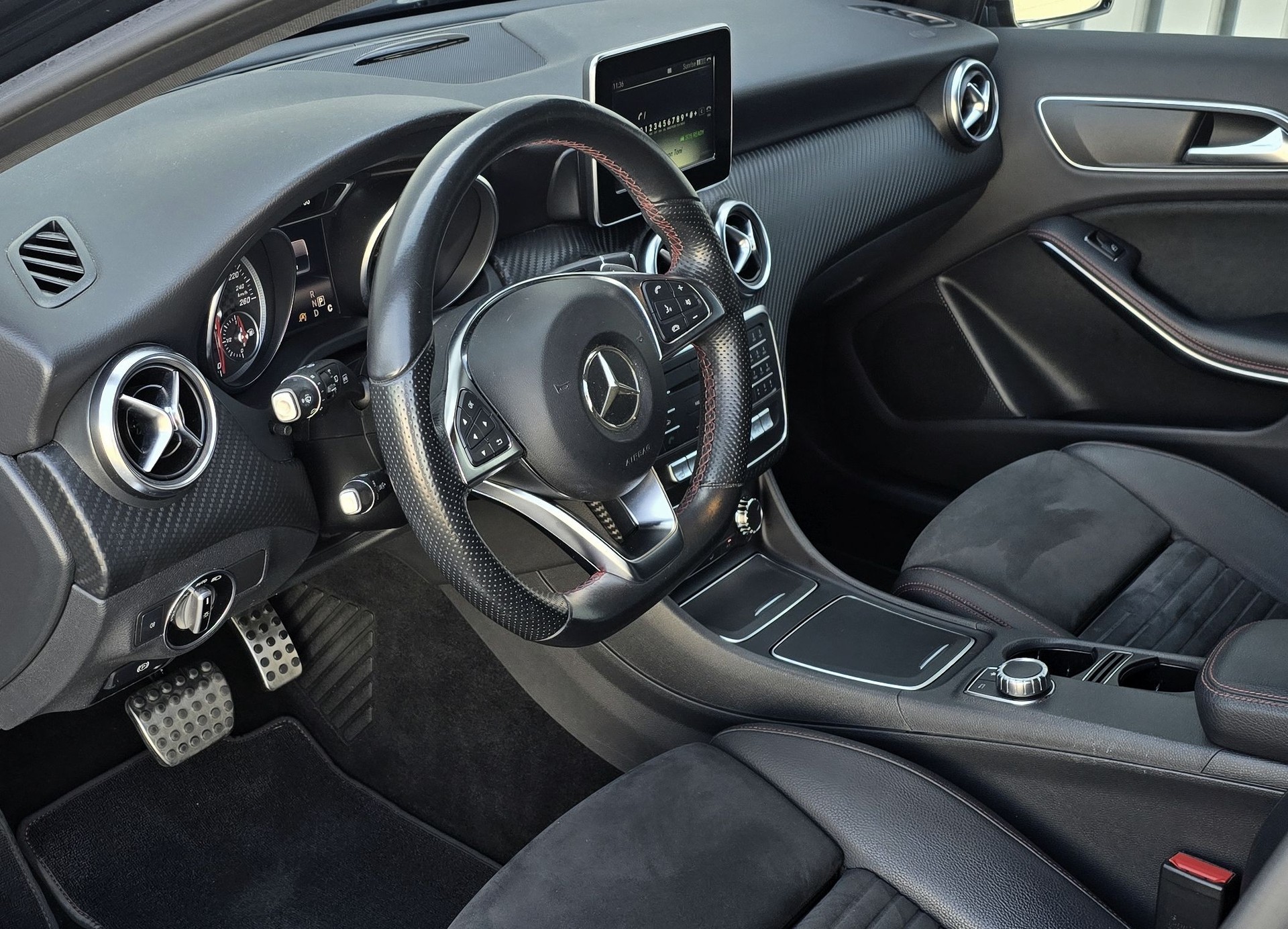 MERCEDES-BENZ A 250 AMG Line 7G-DCT-image-8