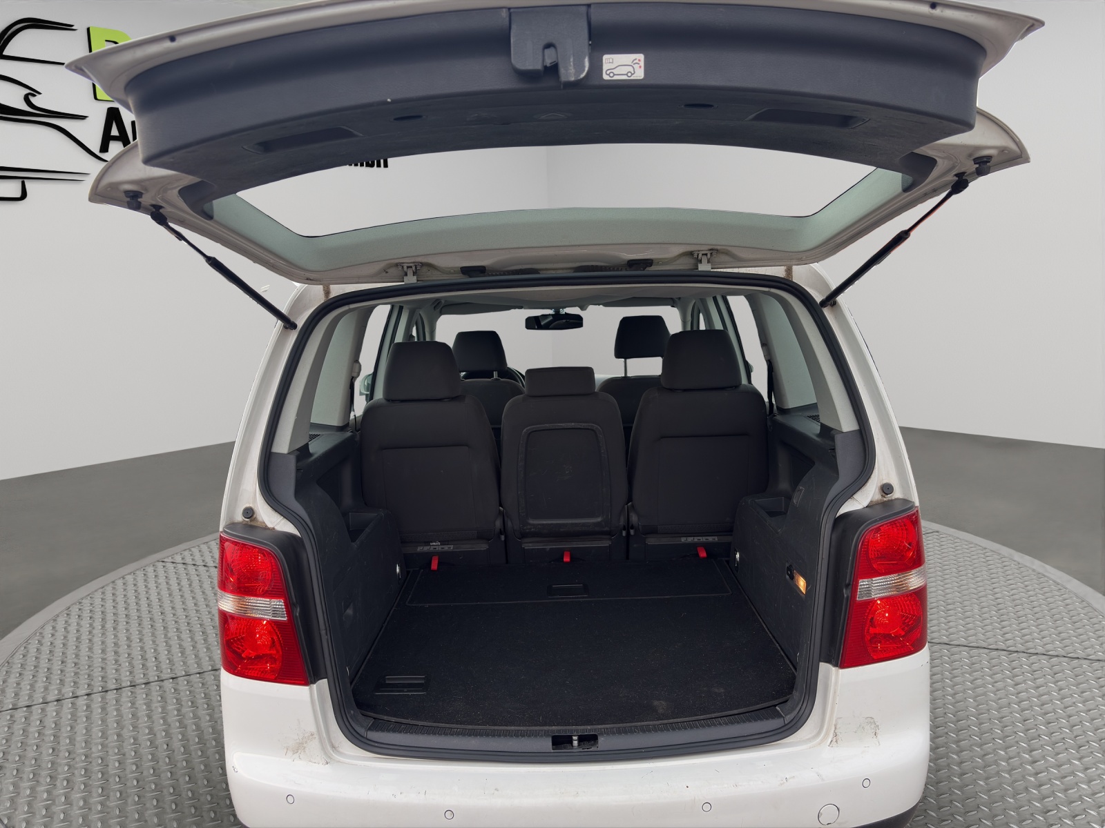 VW Touran 2.0 TDI Trendline-image-16