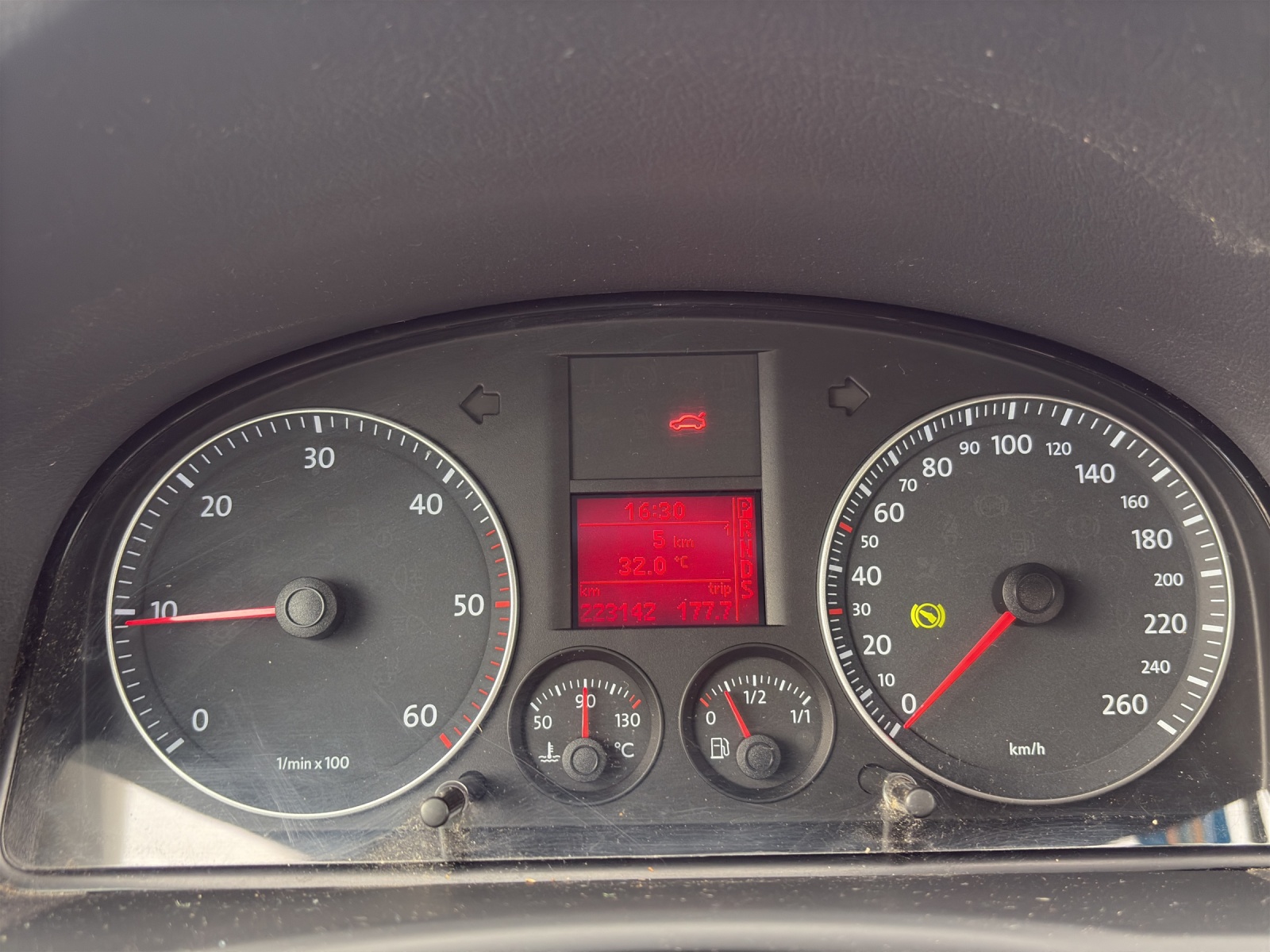 VW Touran 2.0 TDI Trendline-image-18
