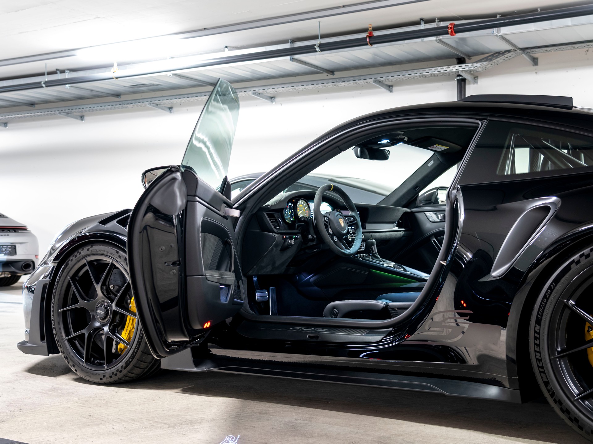 PORSCHE 911 GT3 RS-image-13