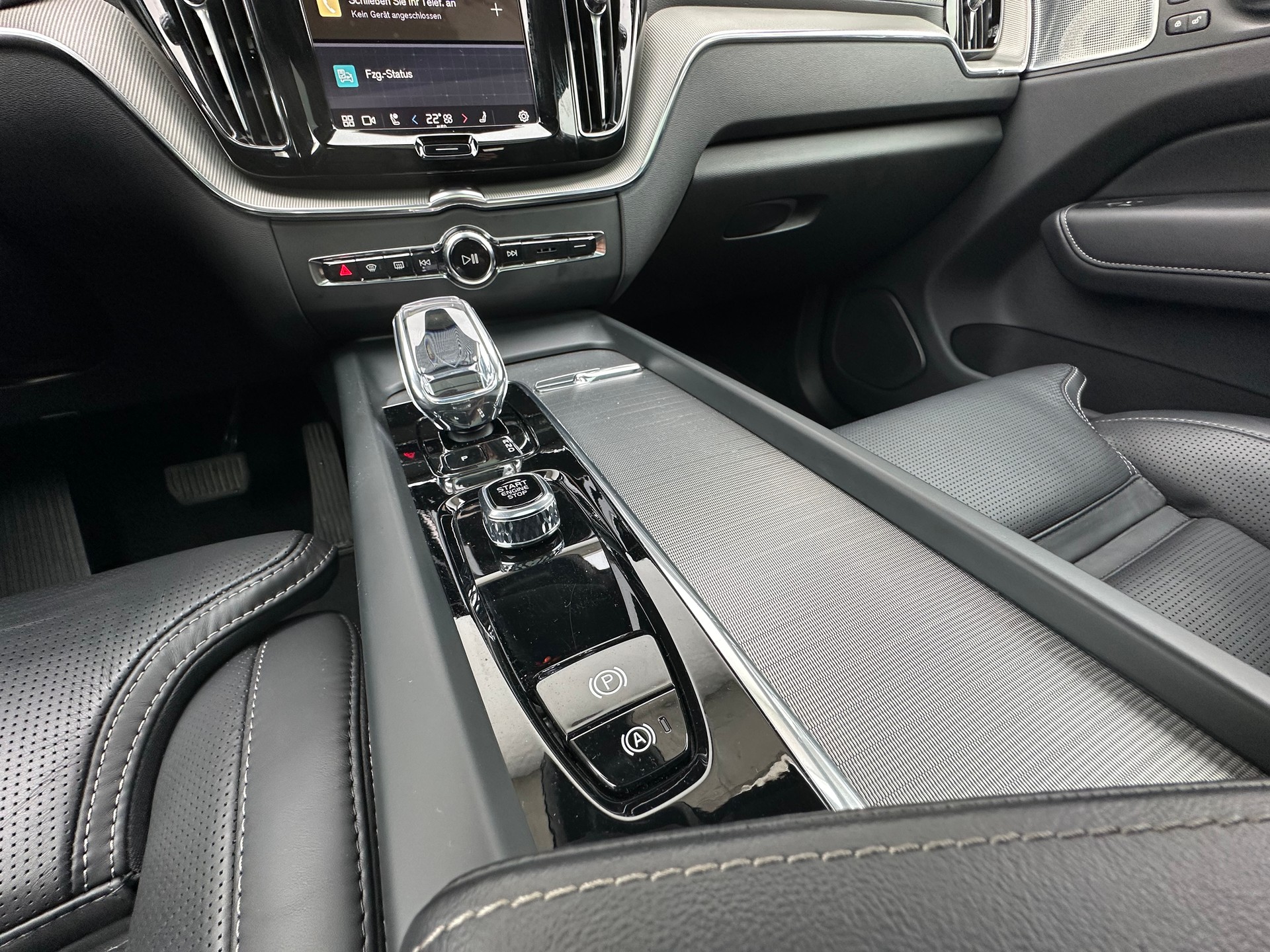 VOLVO XC60 2.0 T8 TE XCENTRIC Black Edition eAWD-image-11