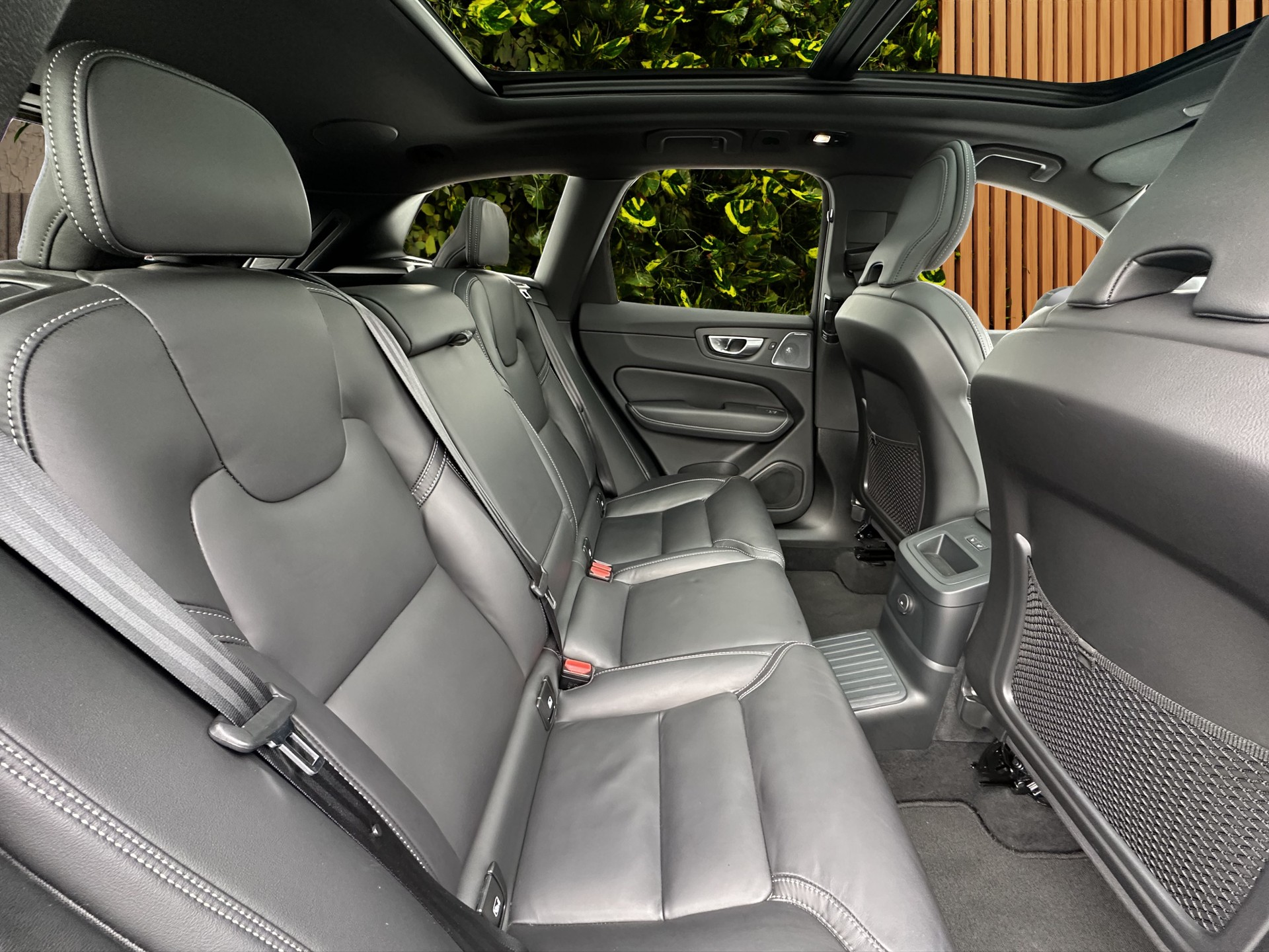VOLVO XC60 2.0 T8 TE XCENTRIC Black Edition eAWD-image-15