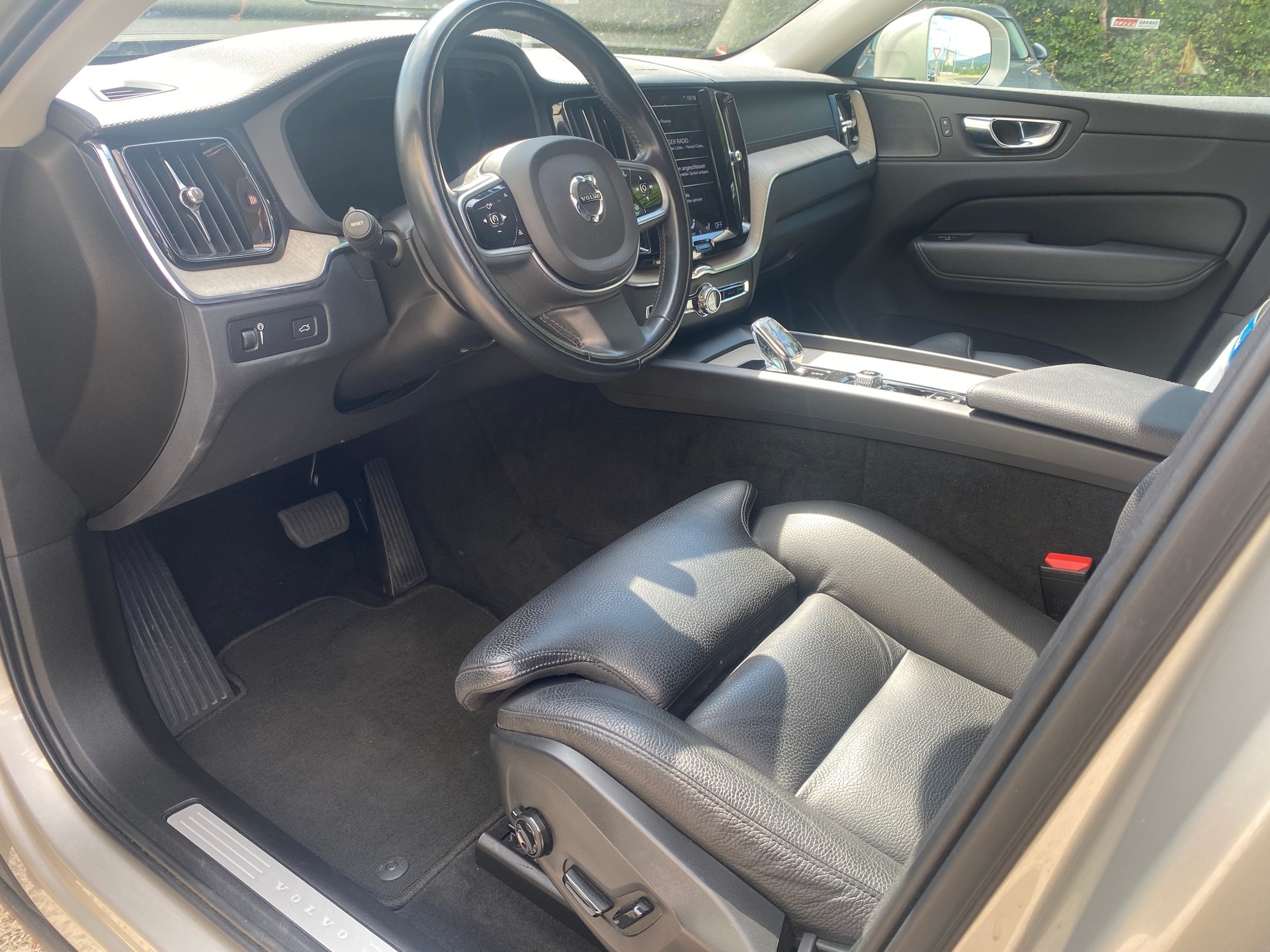 VOLVO XC60 B4 Diesel Mild Hybrid AWD Inscription Geartronic-image-4