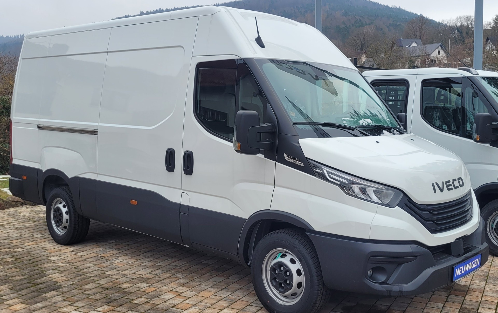 IVECO 35S18V A8 3520L-image-0
