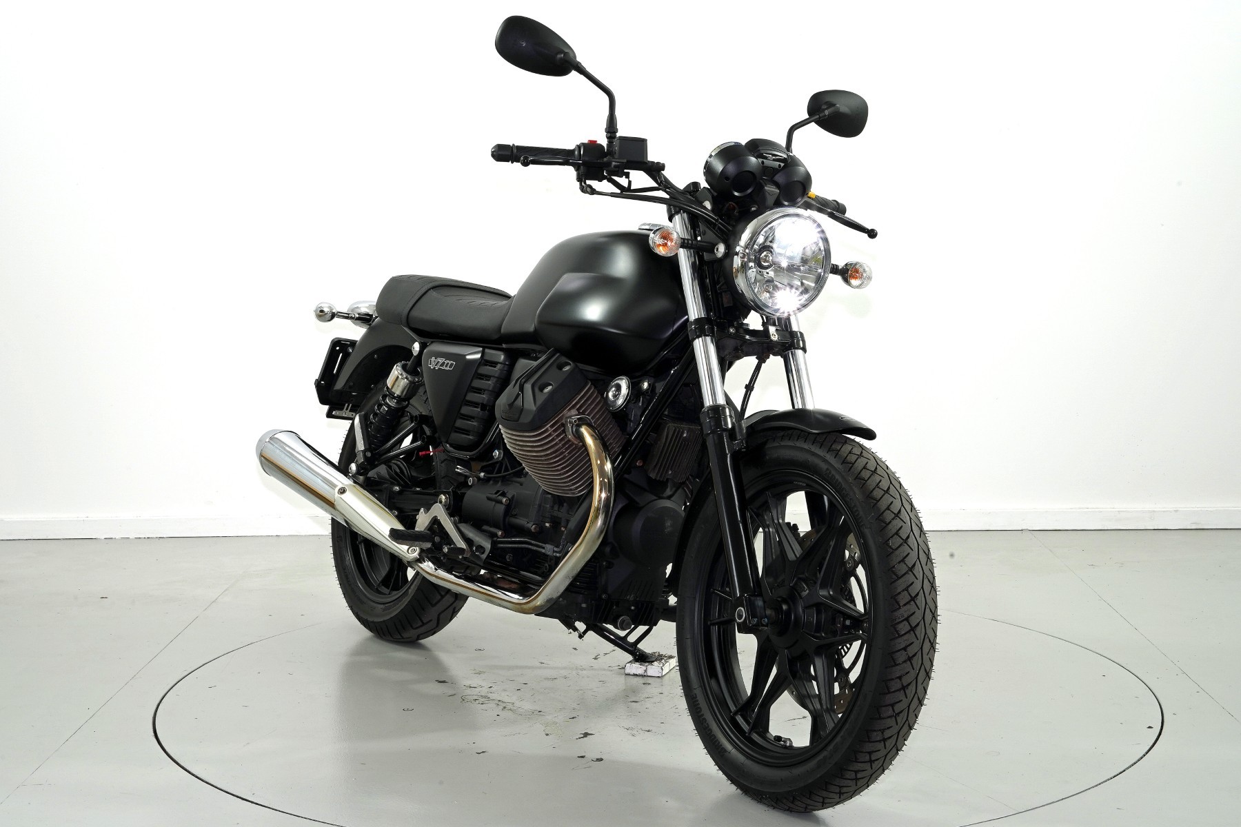 MOTO GUZZI V7 Stone ABS-showroom-element-1