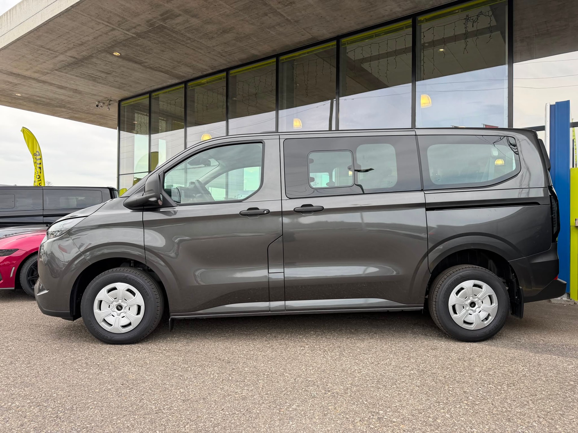 FORD Transit Custom Combi PHEV 320 L1H1 Trend Automat-showroom-element-3