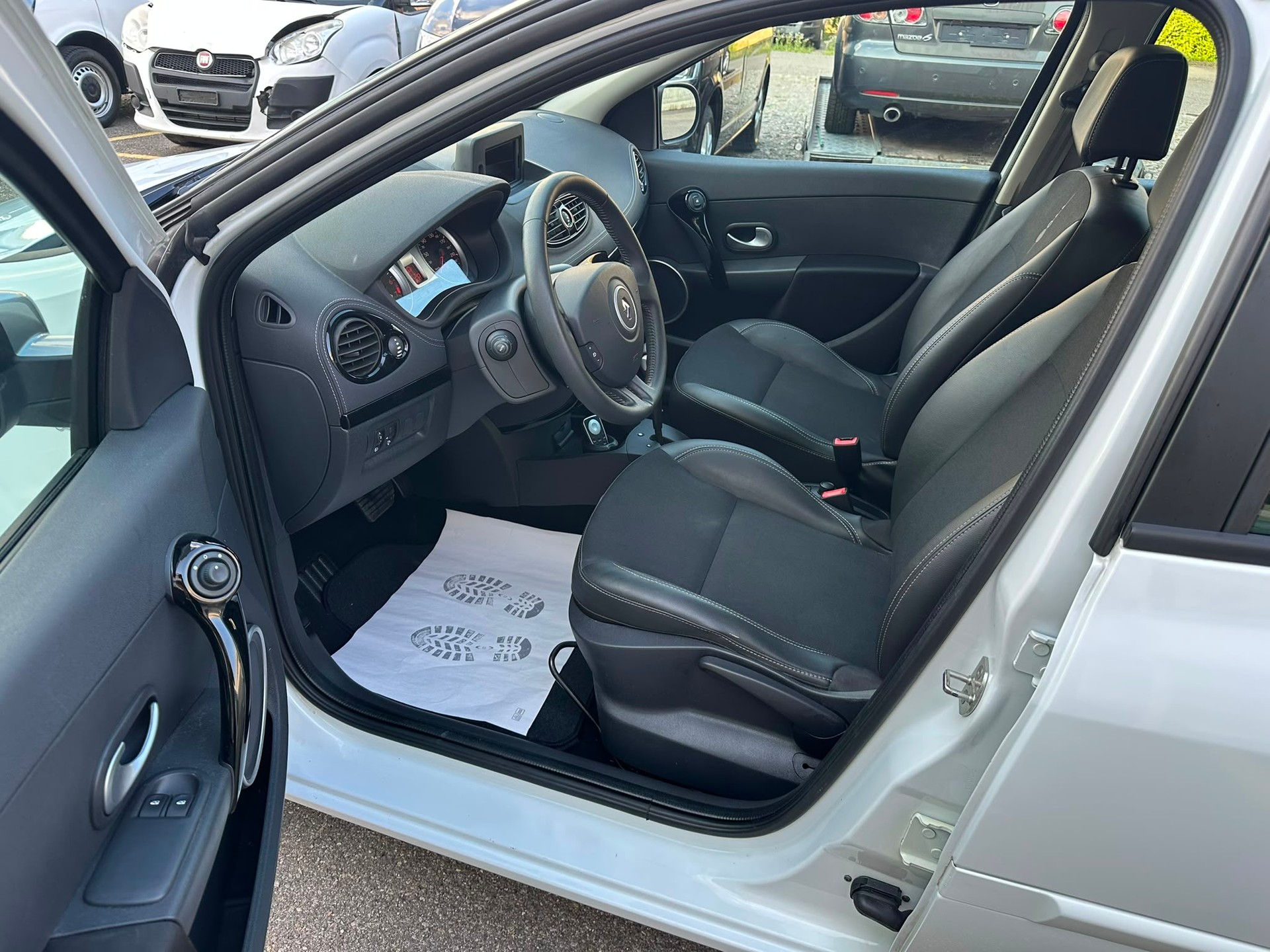 RENAULT Clio 1.6 16V Night&Day Automatic-image-8
